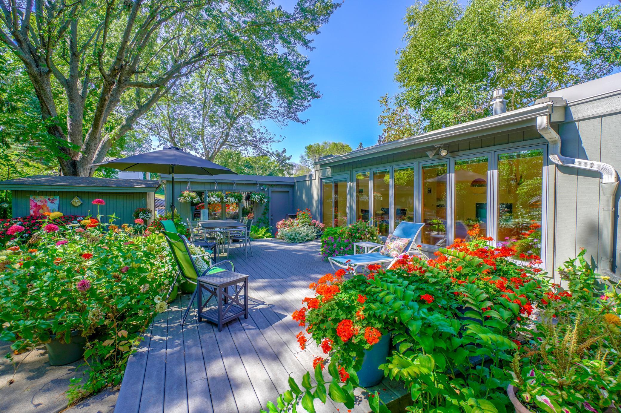 2060 Kenwood Dr E, Maplewood, MN 55117