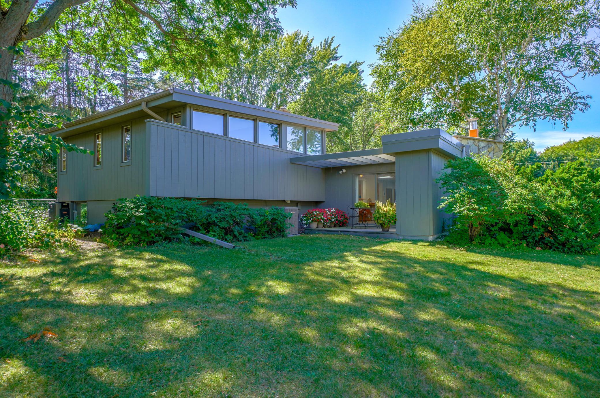2060 Kenwood Dr E, Maplewood, MN 55117