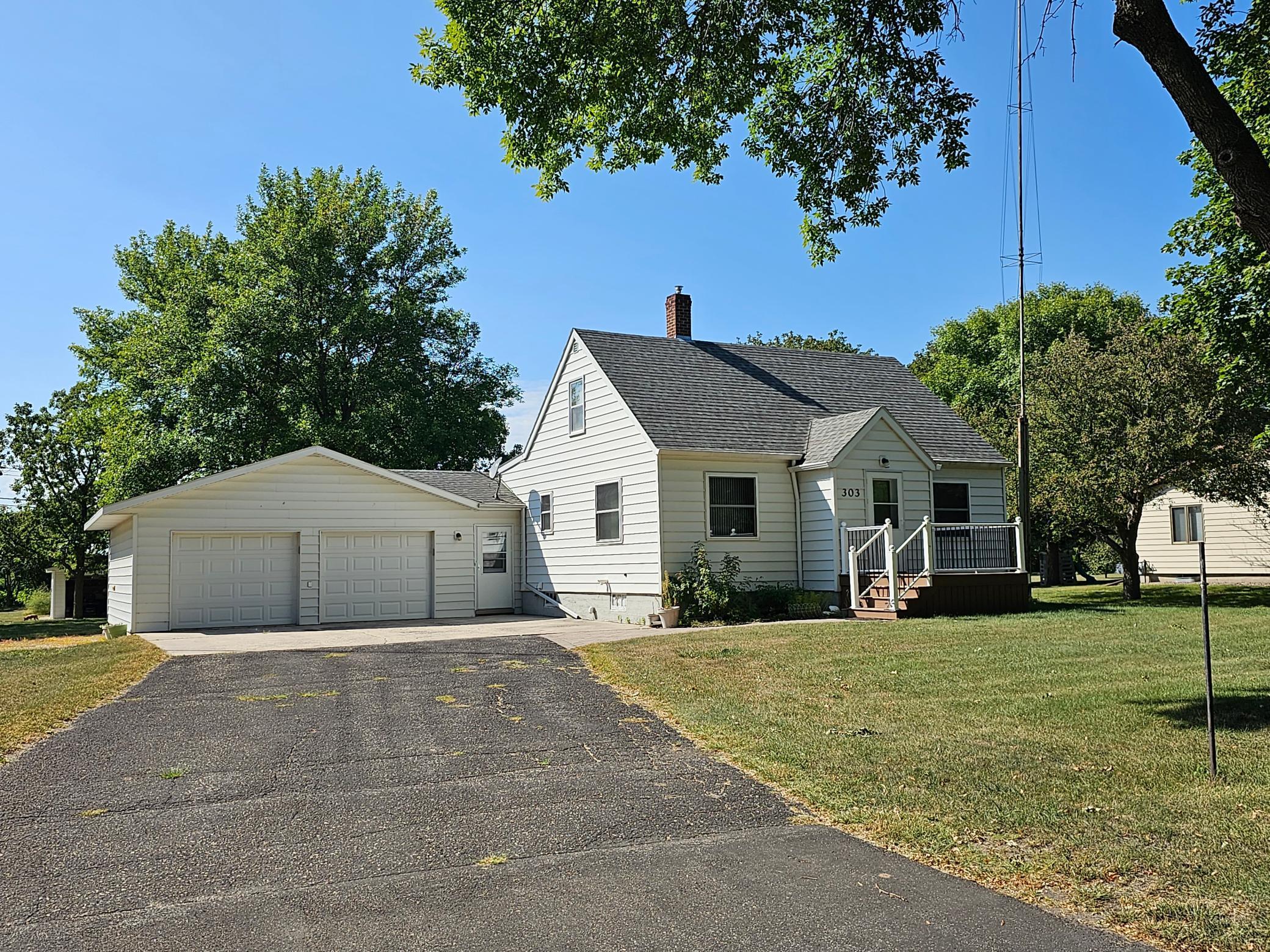 303 3rd St, Prinsburg, MN 56281