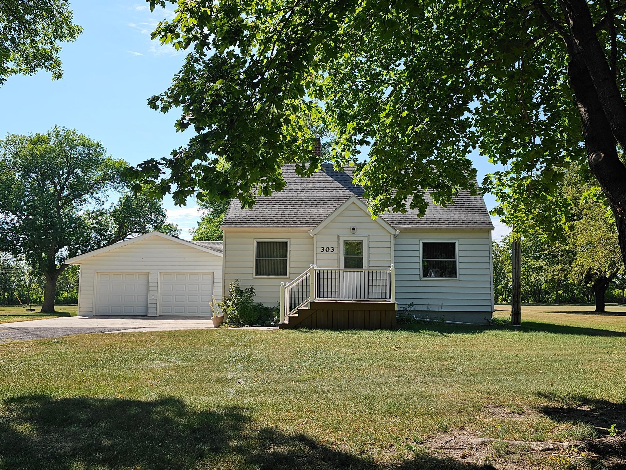 303 3rd St, Prinsburg, MN 56281