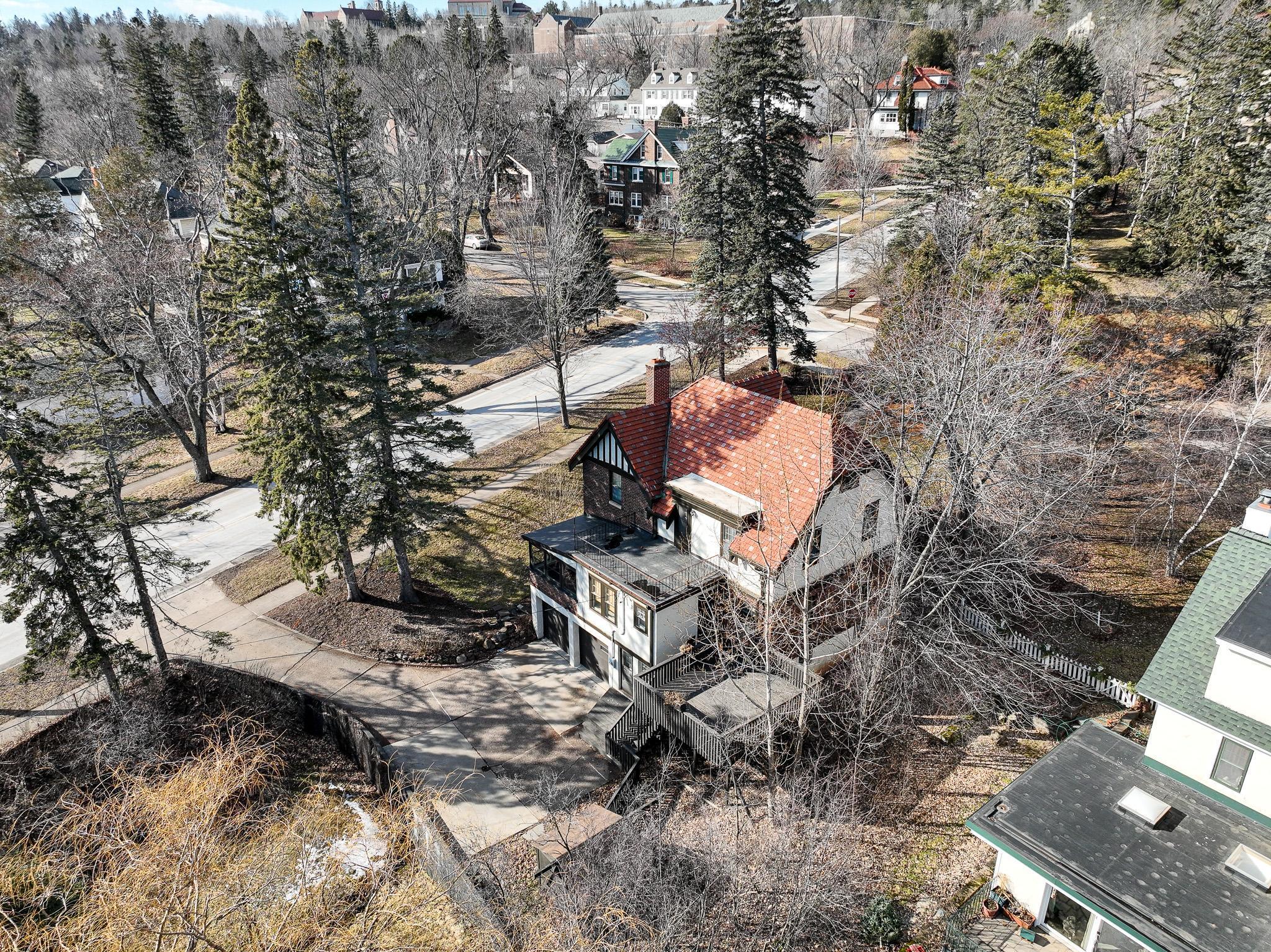 3102 E 1st St, Duluth, MN 55812
