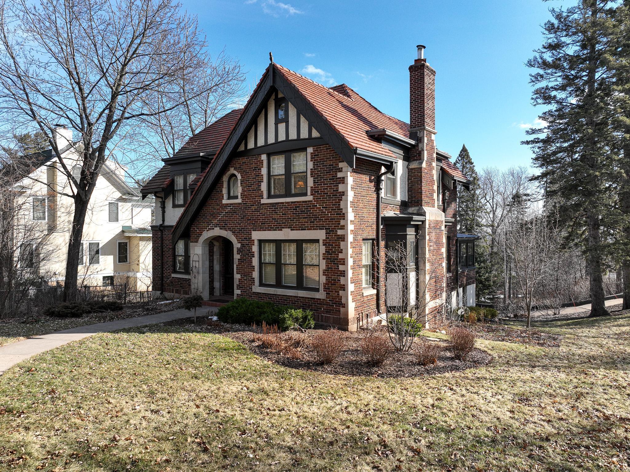 3102 E 1st St, Duluth, MN 55812