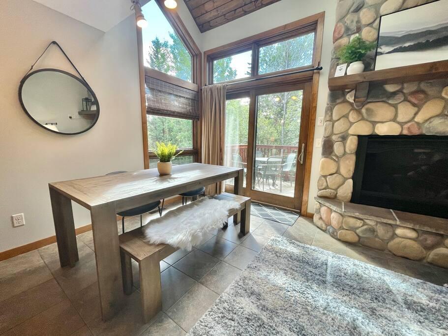 543 Moose Mountain Dr, Lutsen, MN 55612