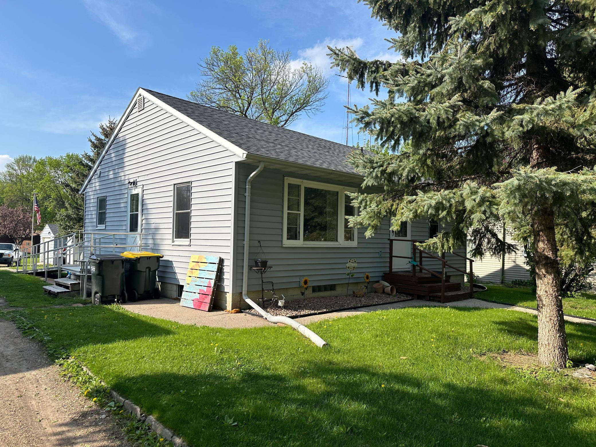 204 Emerson Ave N, Raymond, MN 56282