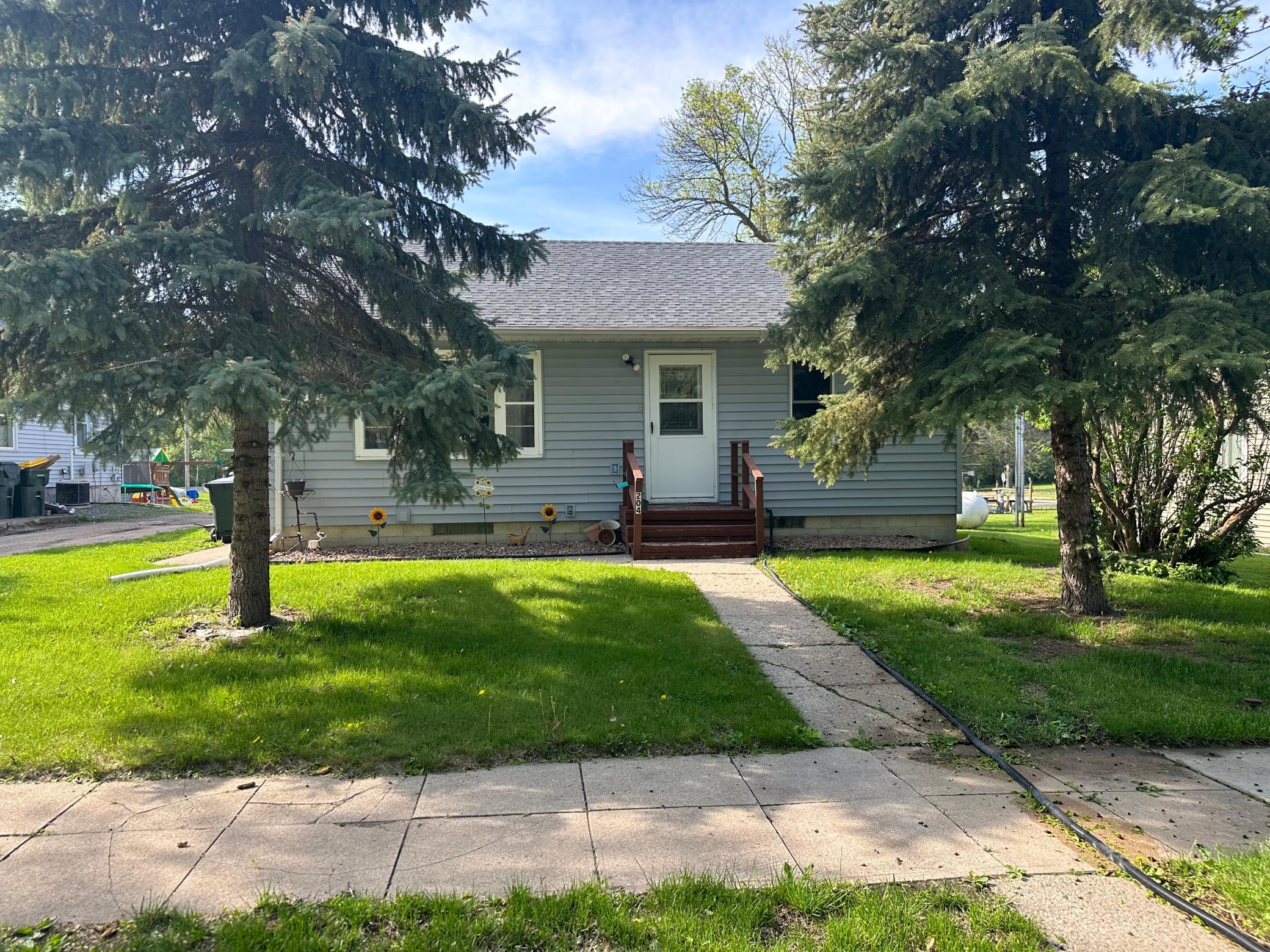 204 Emerson Ave N, Raymond, MN 56282