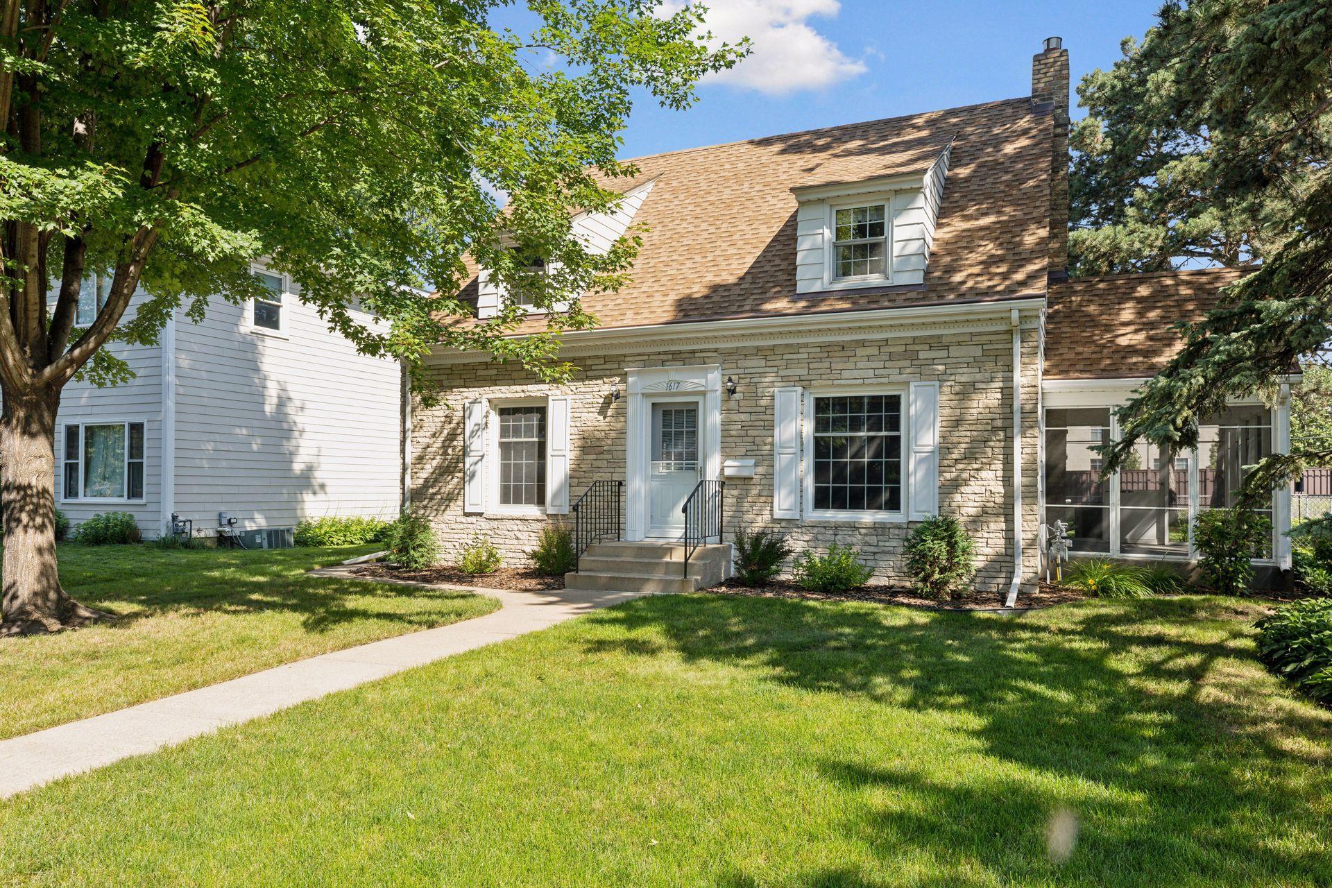 1617 Hollywood Ct, Falcon Heights, MN 55108