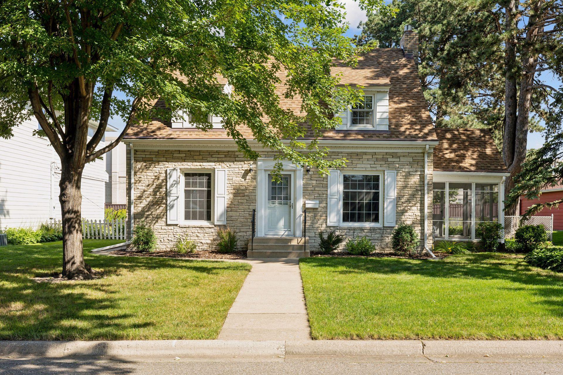 1617 Hollywood Ct, Falcon Heights, MN 55108