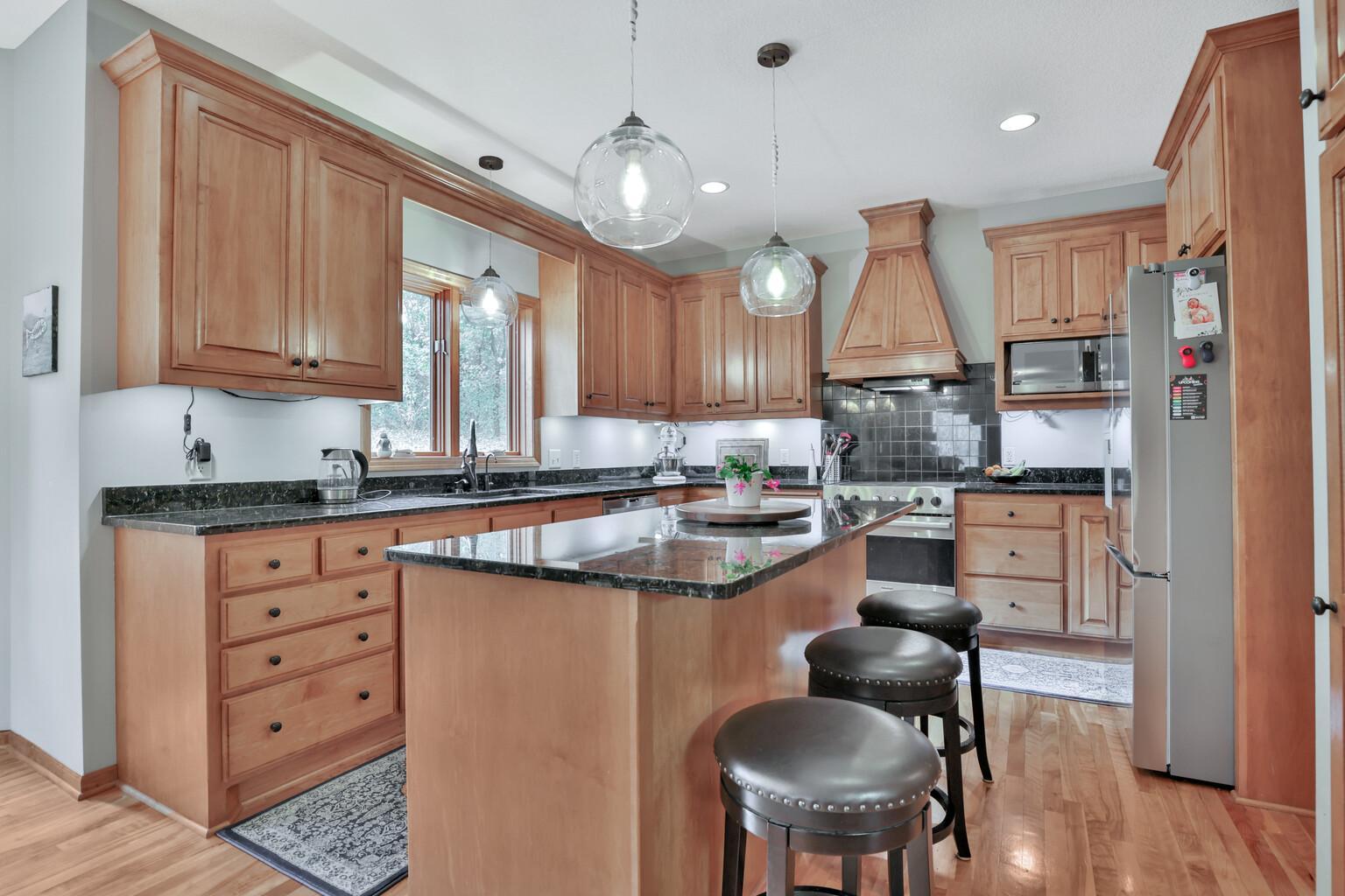 364 Toenjes Pl E, Maplewood, MN 55117