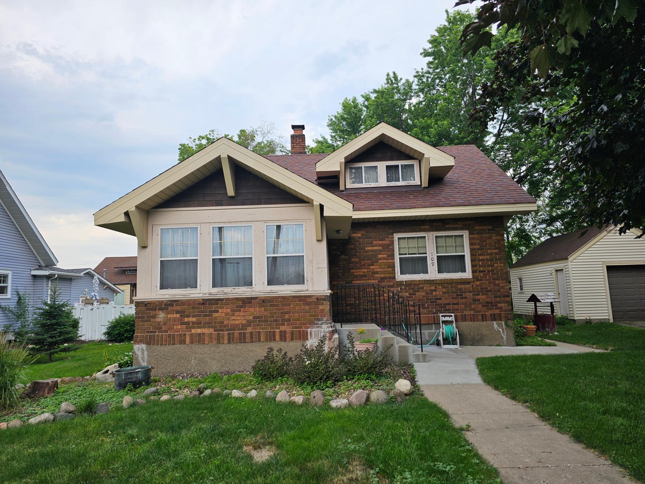 109 1st St NE, Osseo, MN 55369