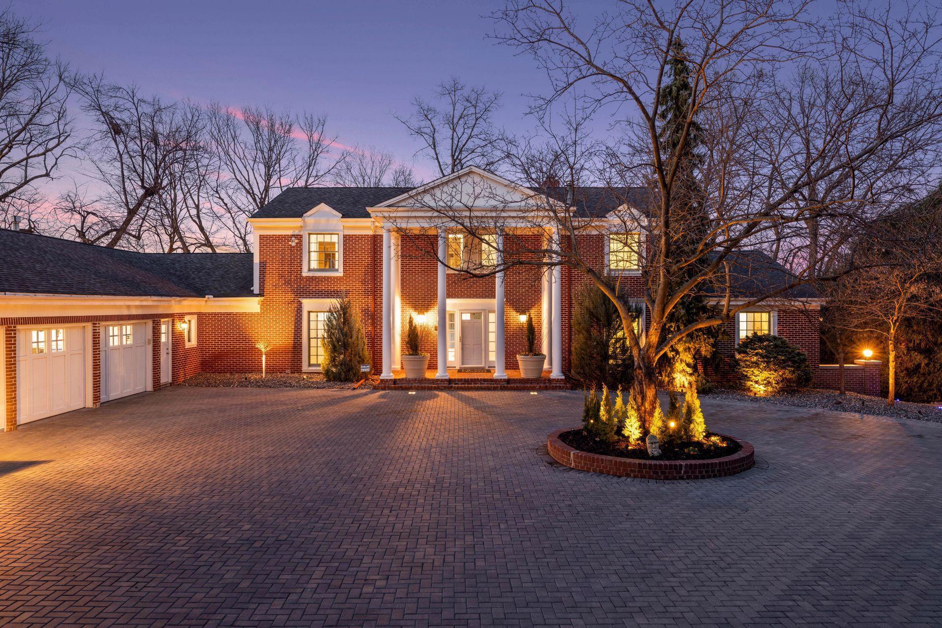 2496 Old Beach Rd, Wayzata, MN 55391