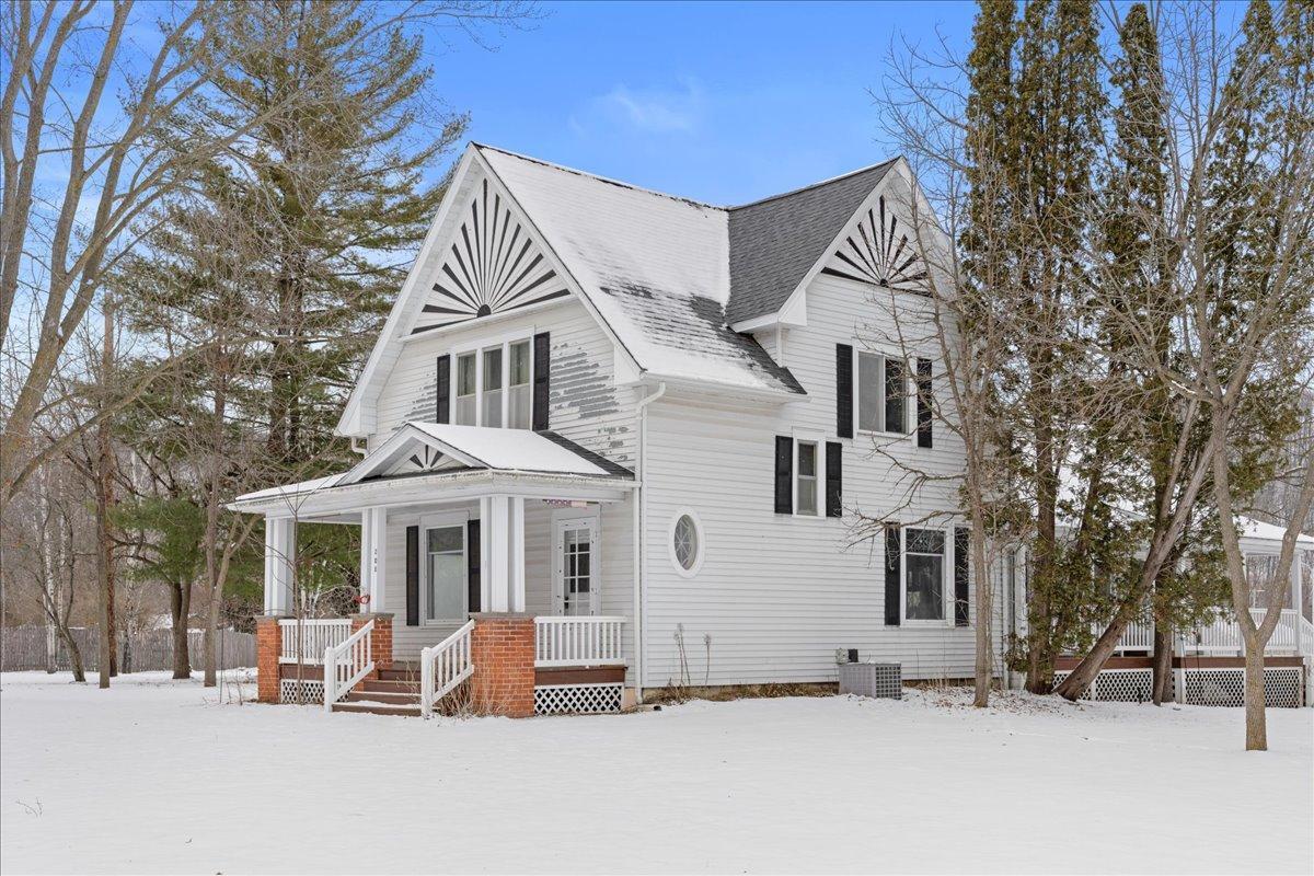 208 W Winter Ave, Elmwood, WI 54740