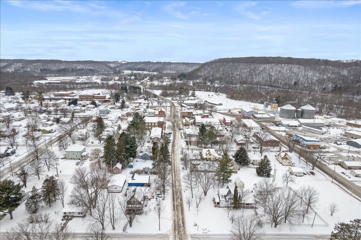 208 W Winter Ave, Elmwood, WI 54740