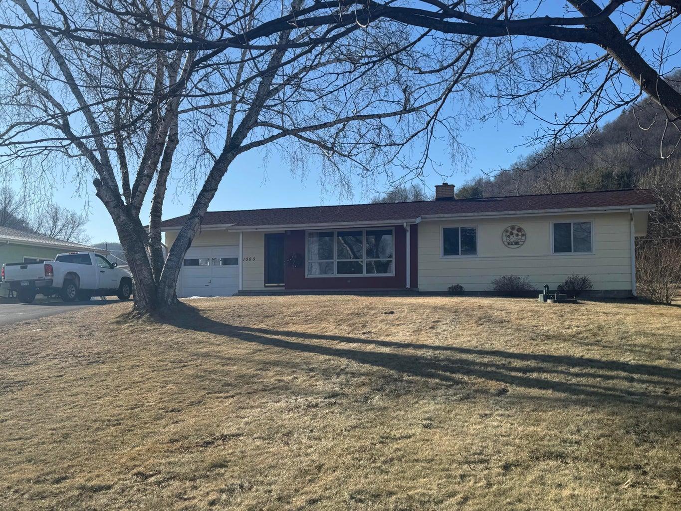 1060 Frontage Rd, Dakota, MN 55925
