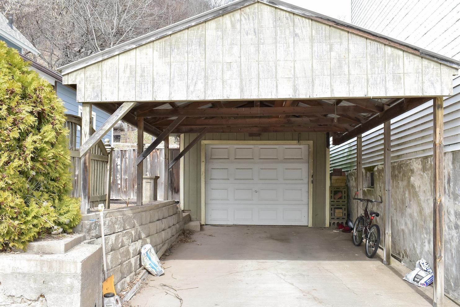156 N Shore Dr, Fountain City, WI 54629