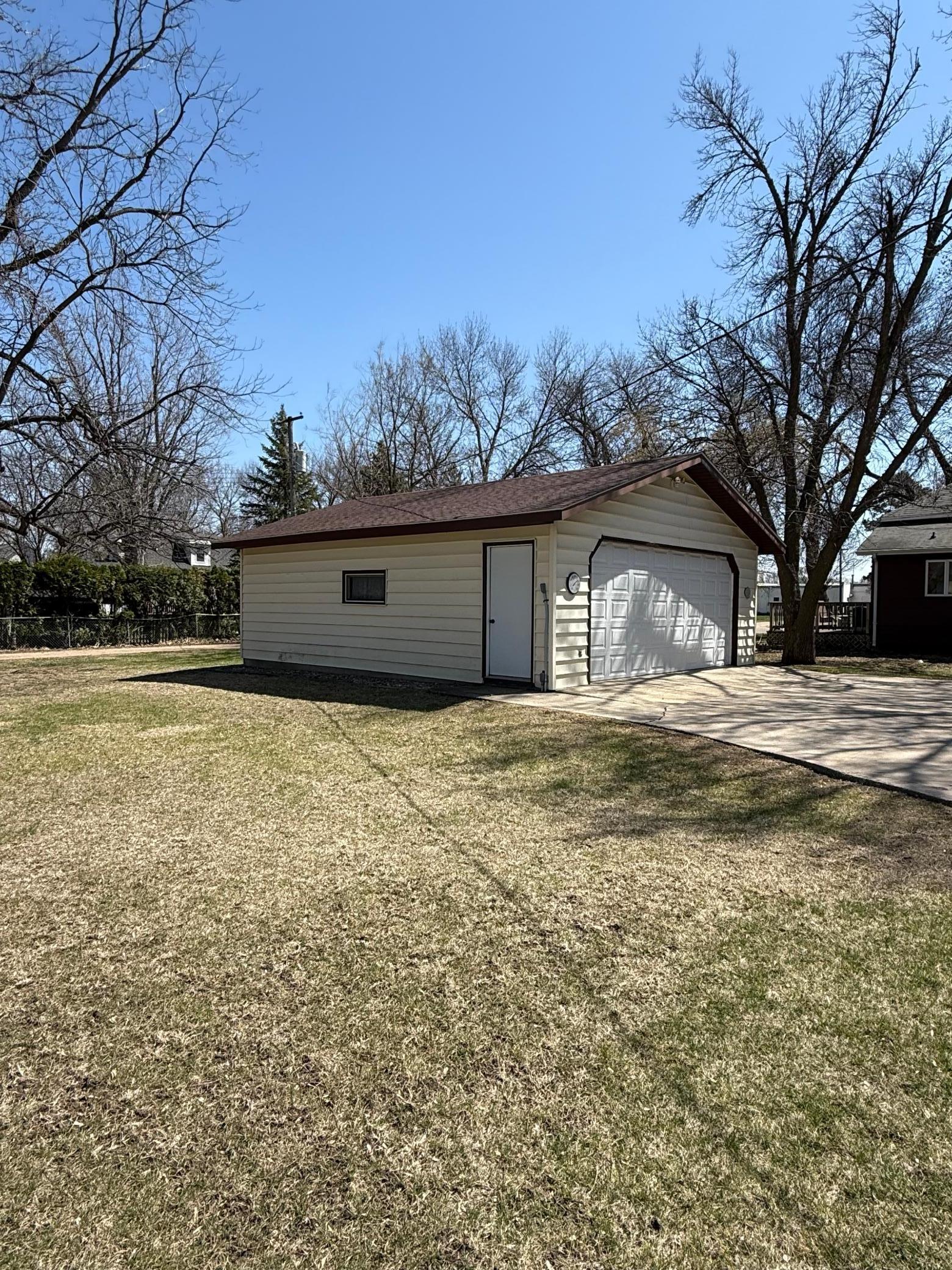 170 8th St, Walnut Grove, MN 56180