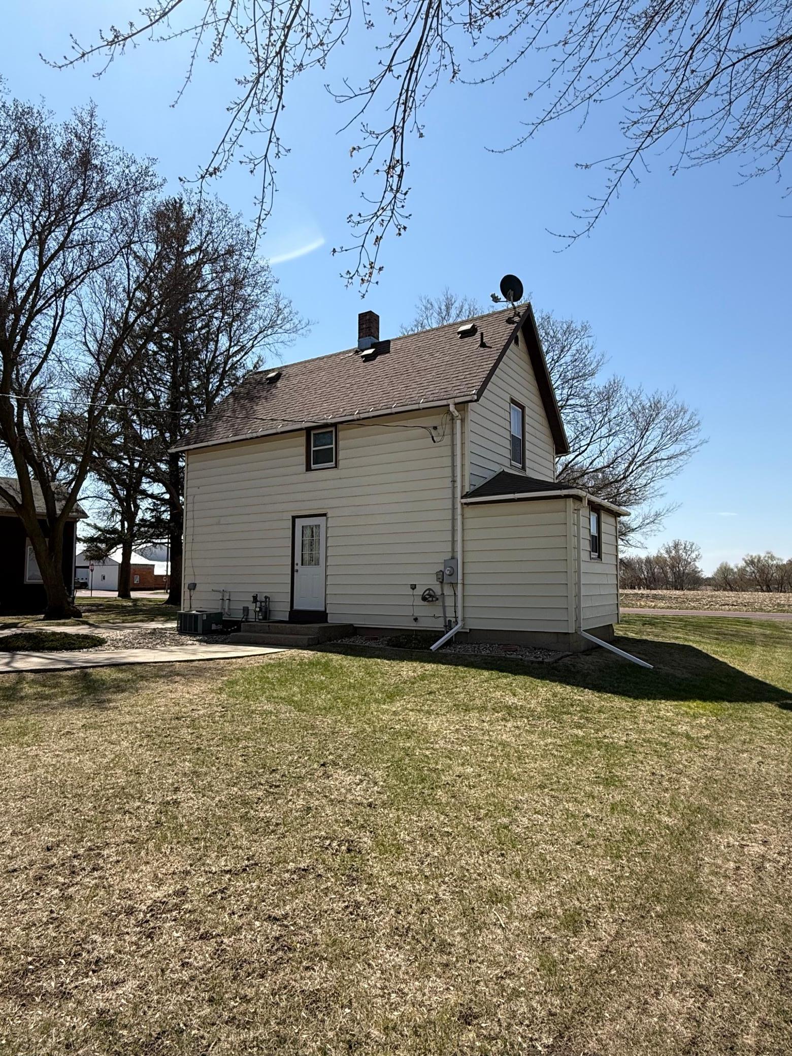 170 8th St, Walnut Grove, MN 56180