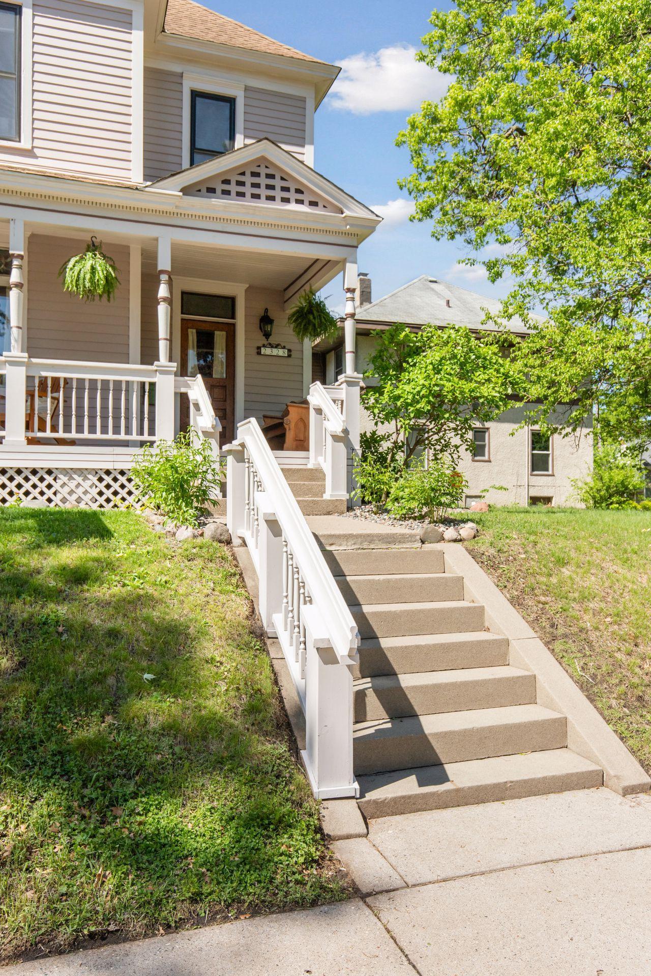 2328 Priscilla St, Saint Paul, MN 55108