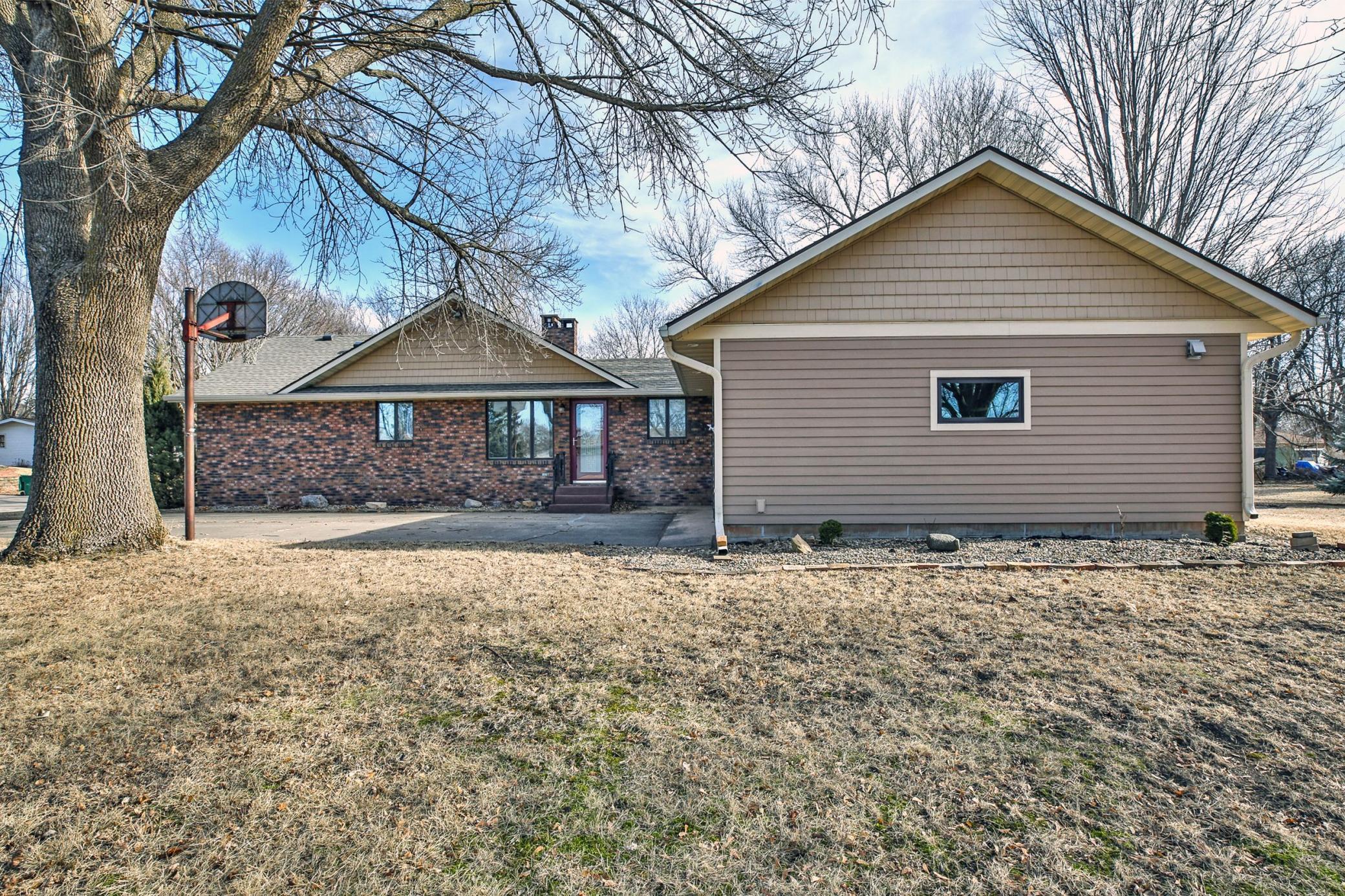 840 4th St SW, Wells, MN 56097