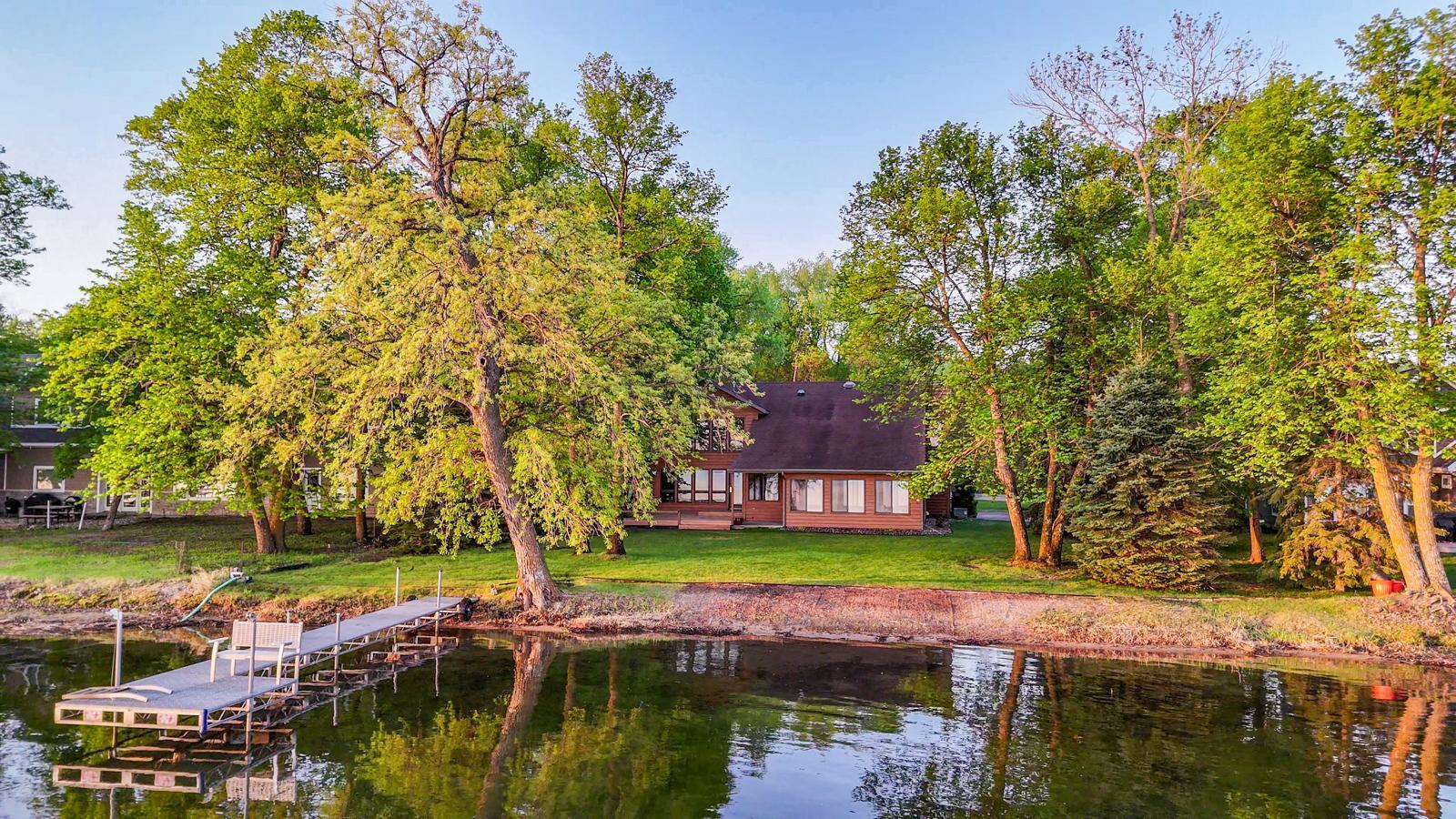 570 Shorewood Dr, Detroit Lakes, MN 56501