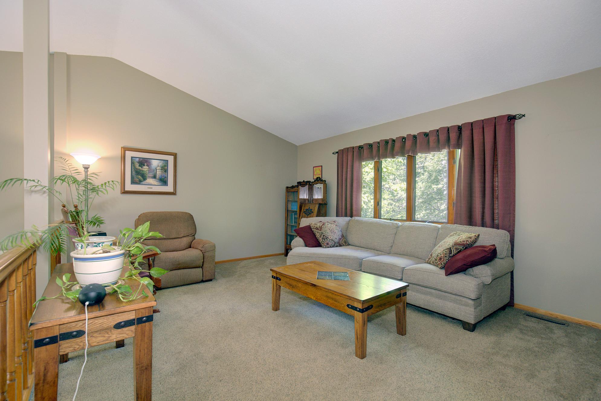 501 Rolling Hills Cir, Eagan, MN 55121