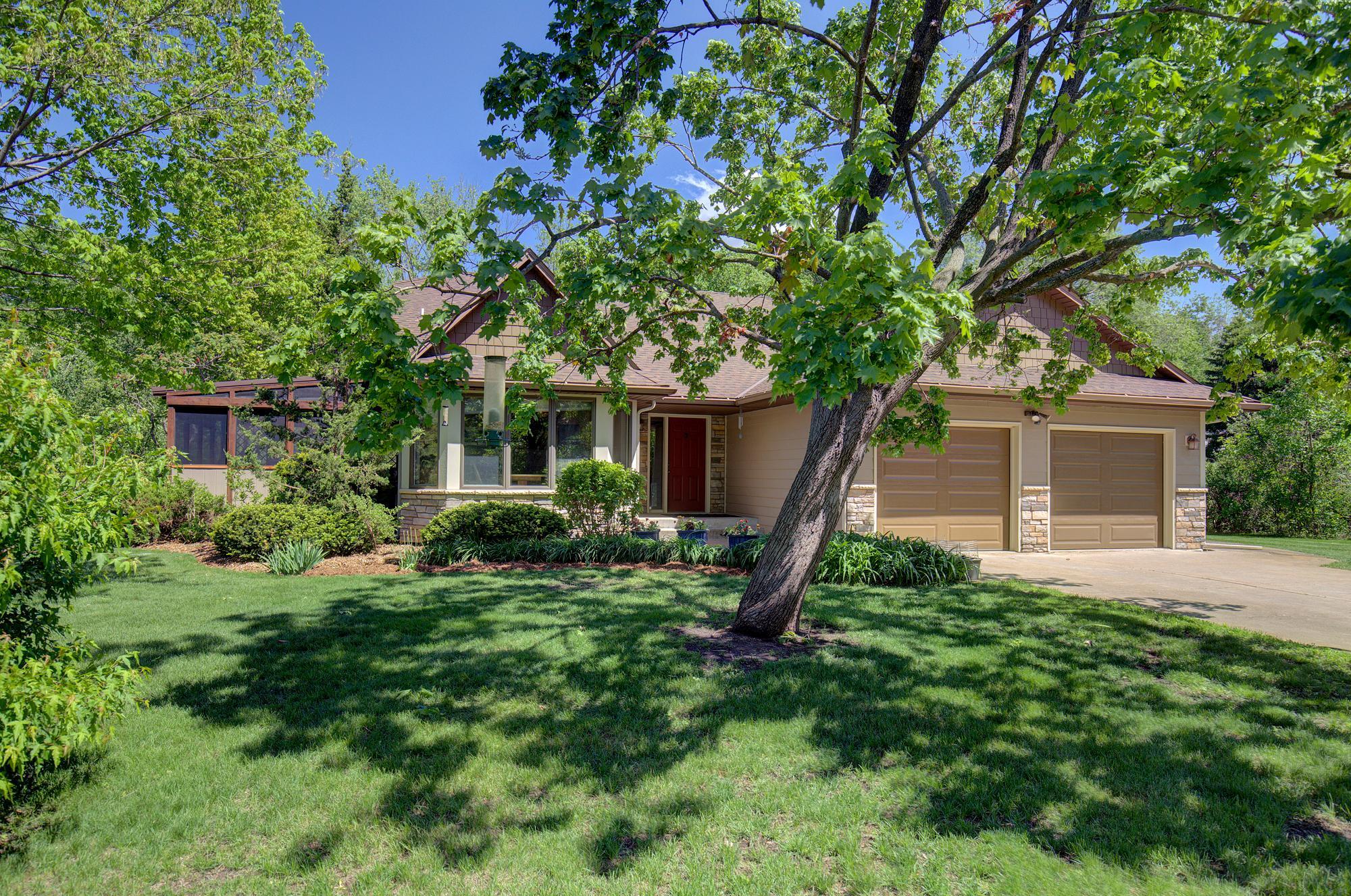 501 Rolling Hills Cir, Eagan, MN 55121