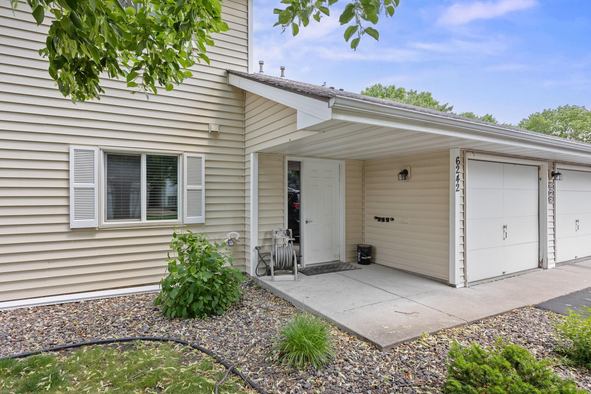 6242 Magda Dr #B, Osseo, MN 55369