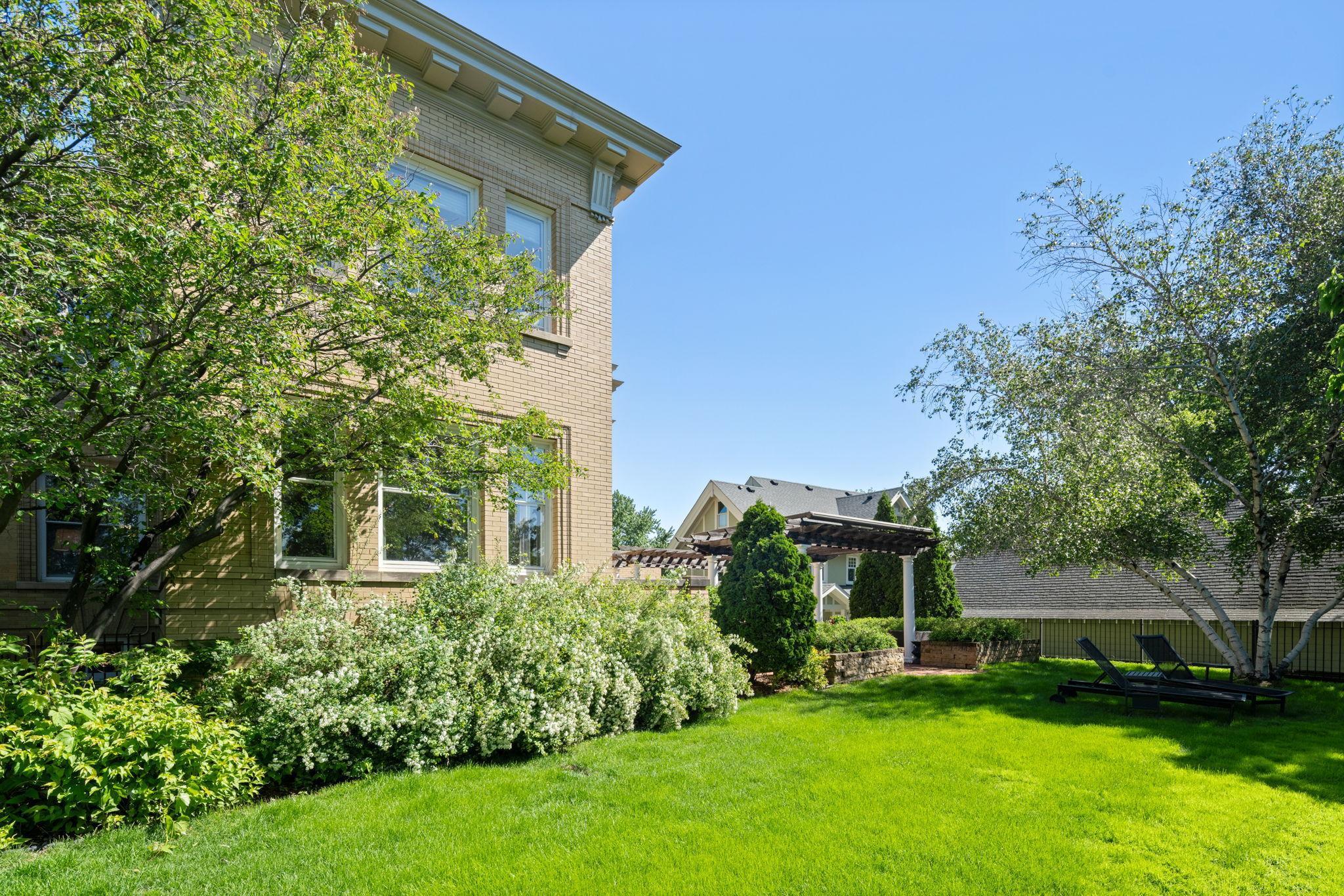 226 Grotto St S, Saint Paul, MN 55105