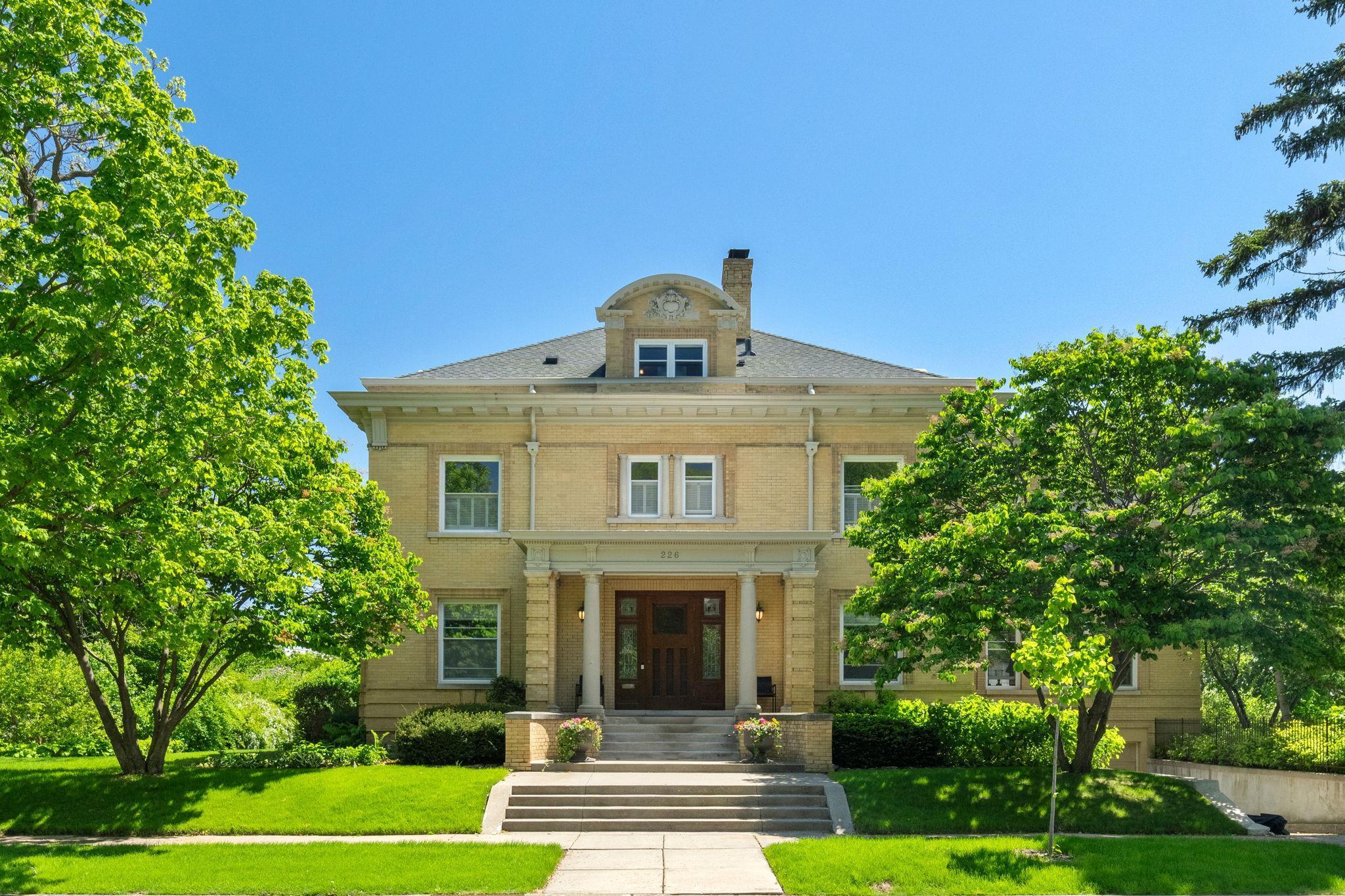 226 Grotto St S, Saint Paul, MN 55105