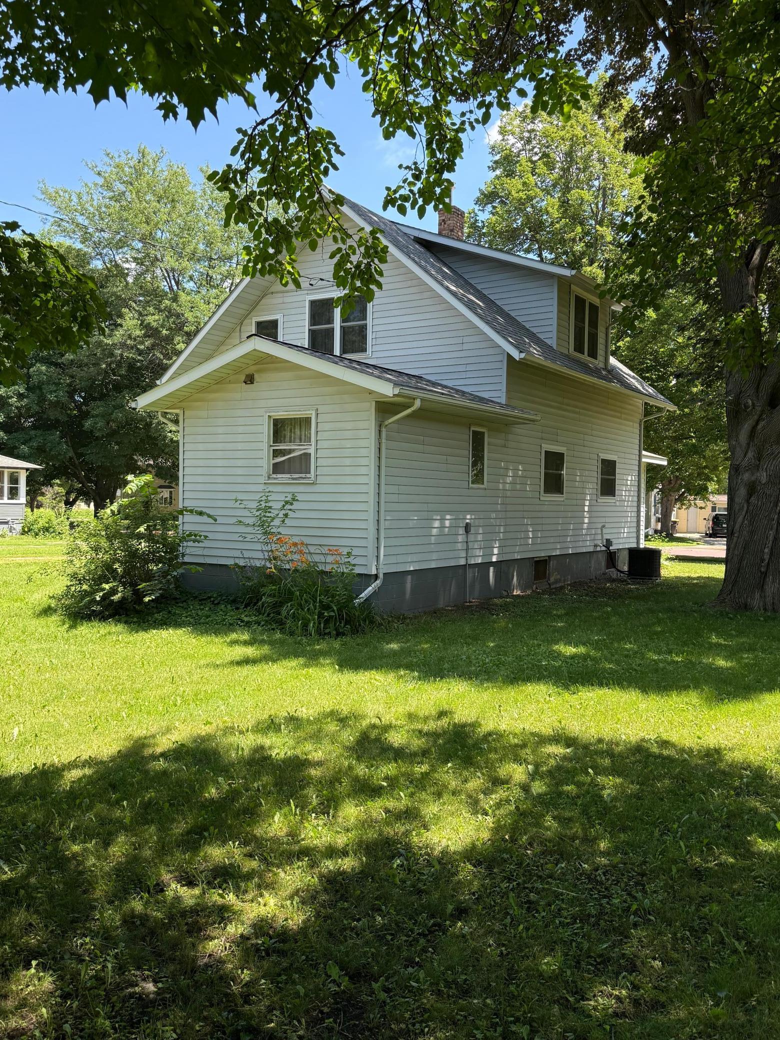 631 7th St, Walnut Grove, MN 56180