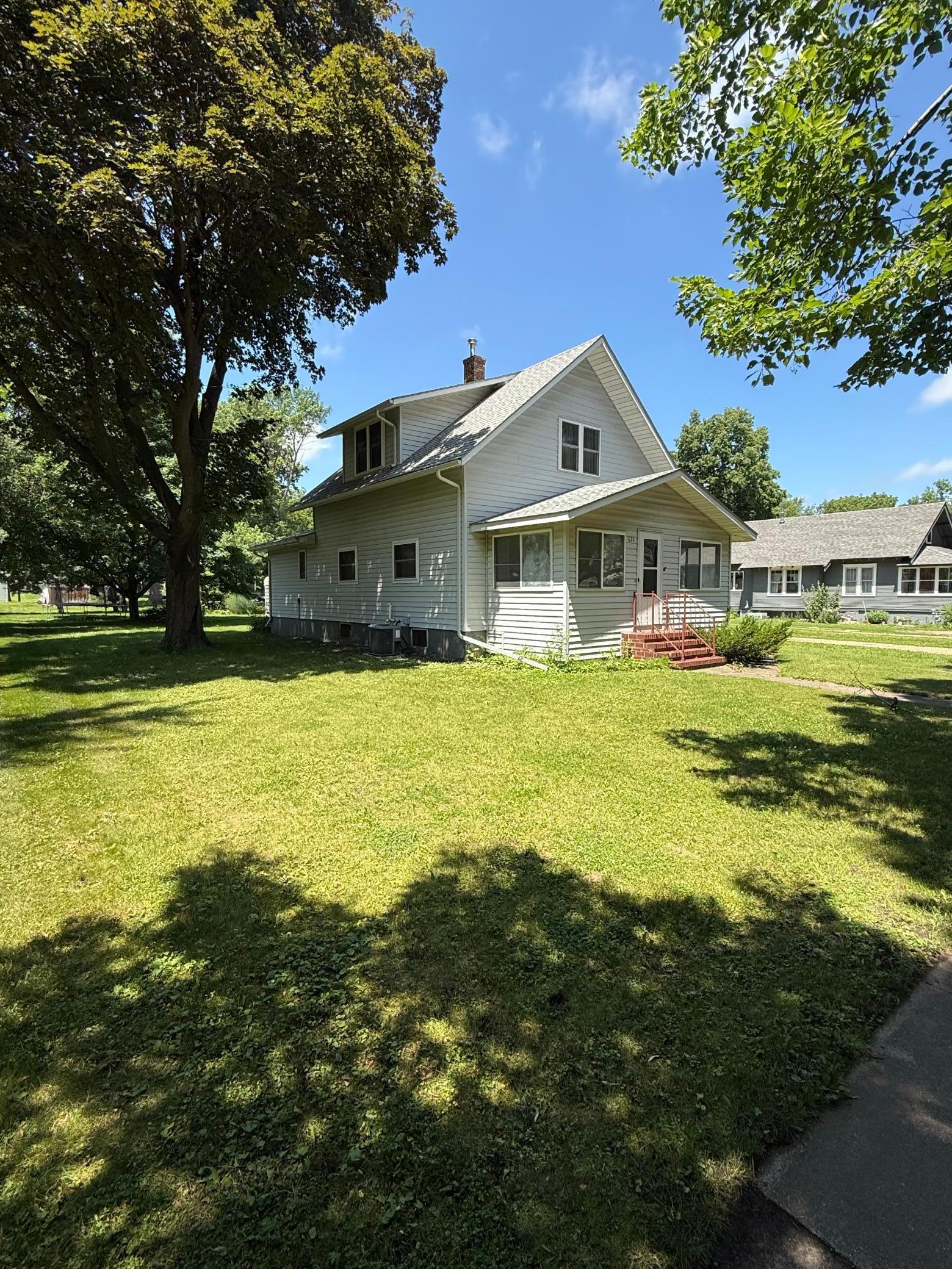 631 7th St, Walnut Grove, MN 56180