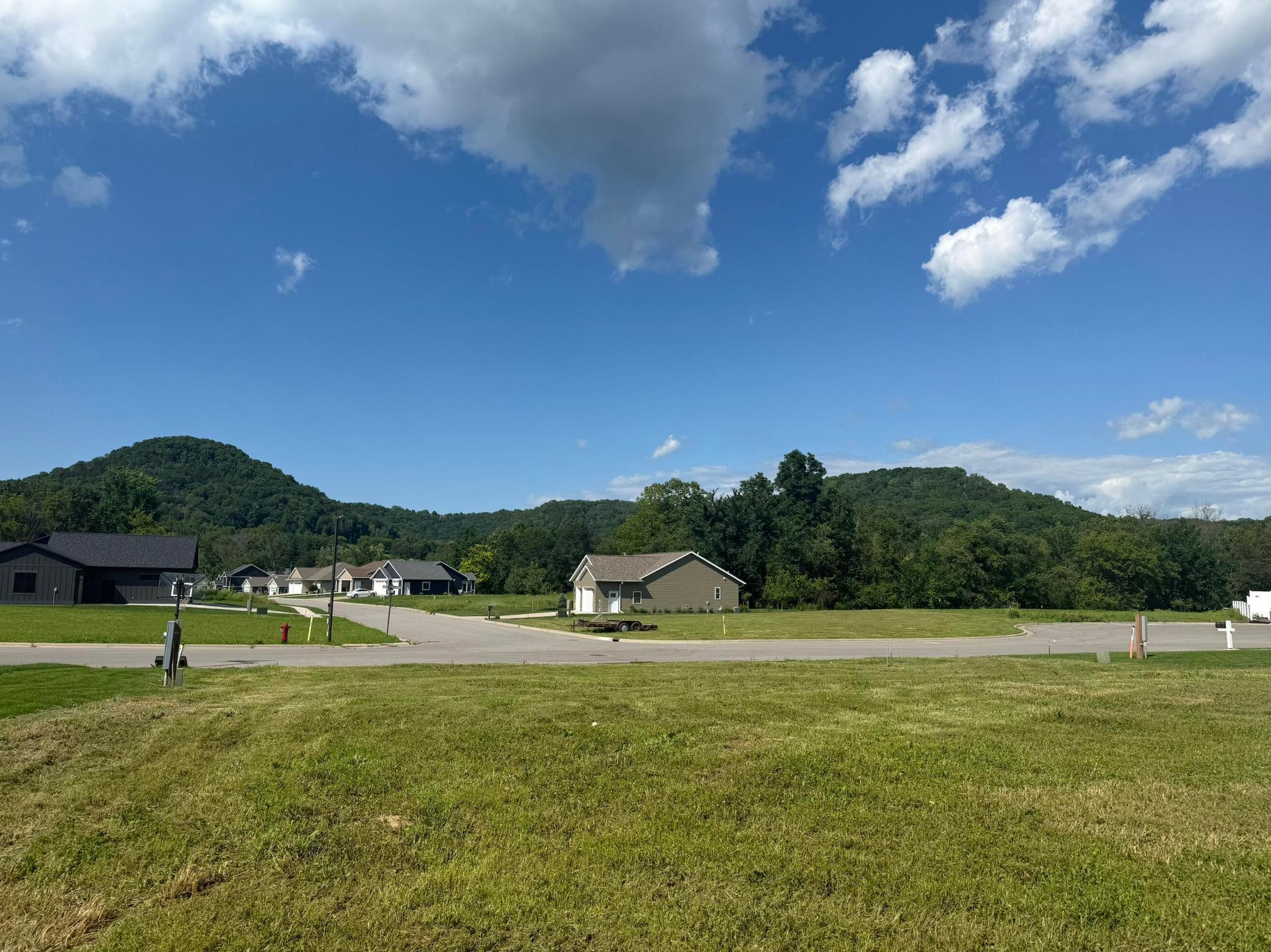 432 Backstretch Ct, La Crescent, MN 55947