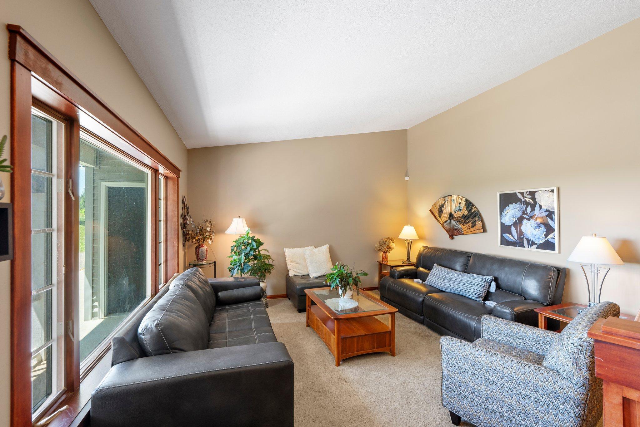 11512 Dale Rd, Woodbury, MN 55129