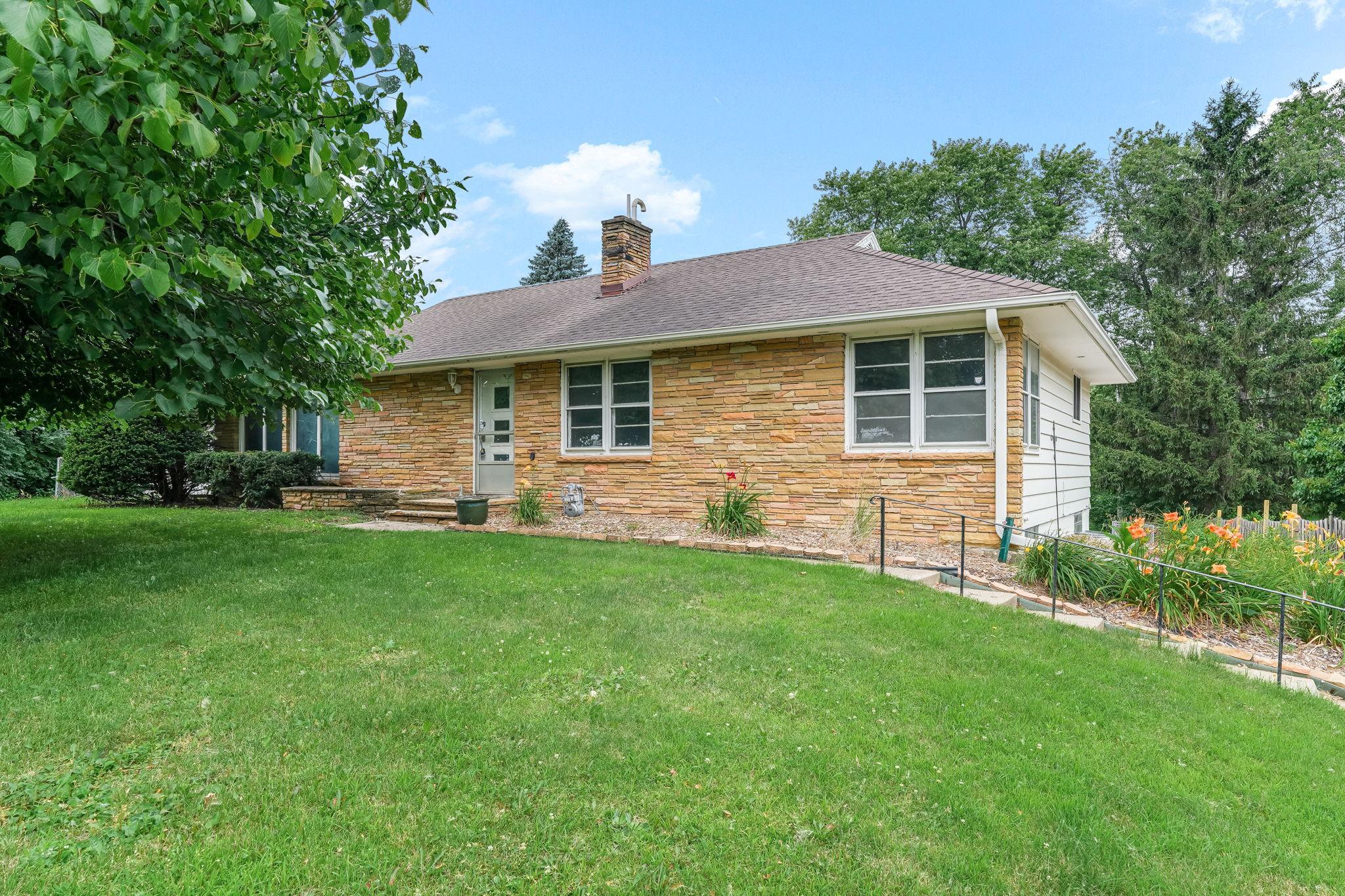 1941 Dodd Rd, Mendota Heights, MN 55118