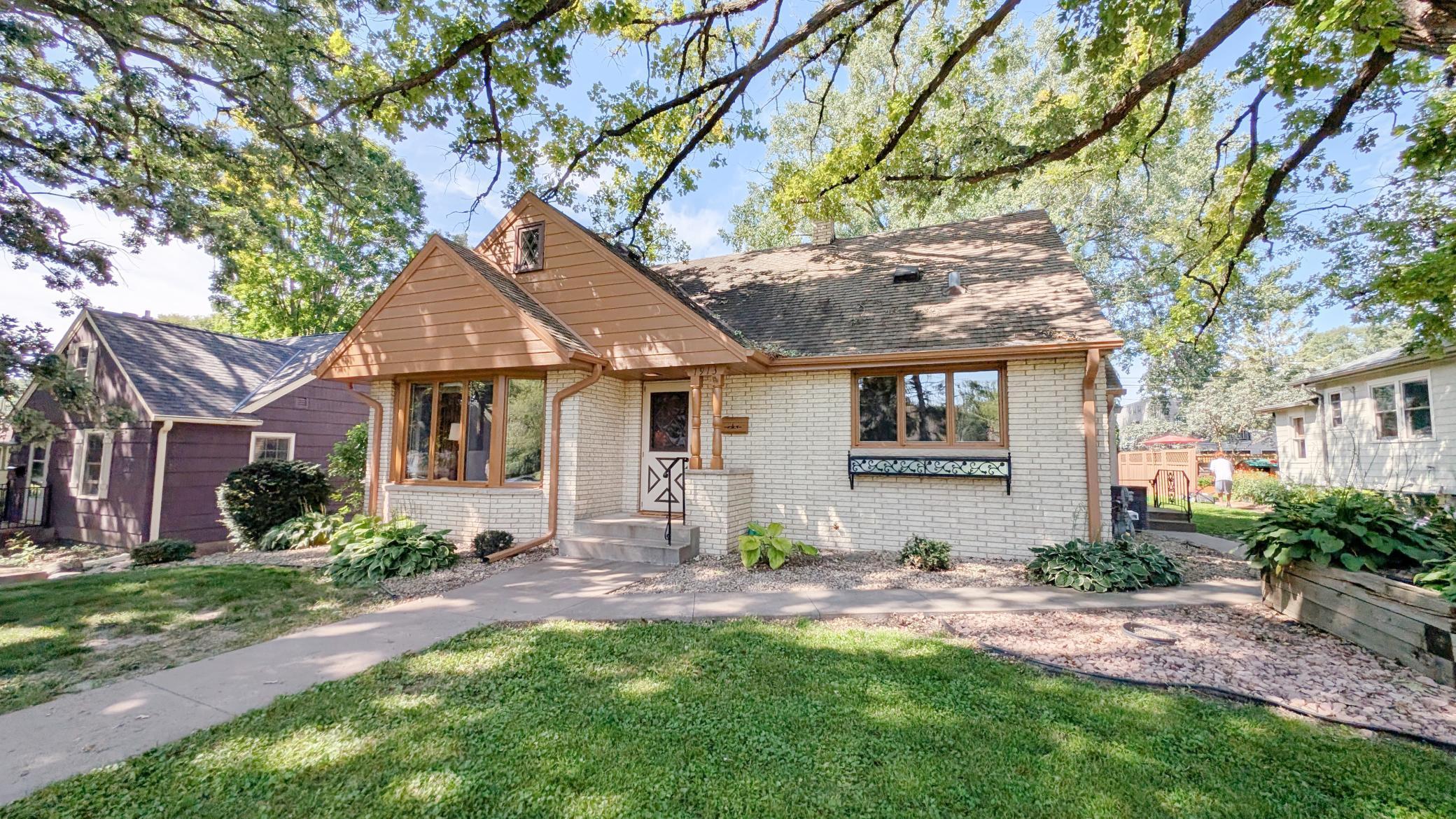 1913 Malvern St, Lauderdale, MN 55113