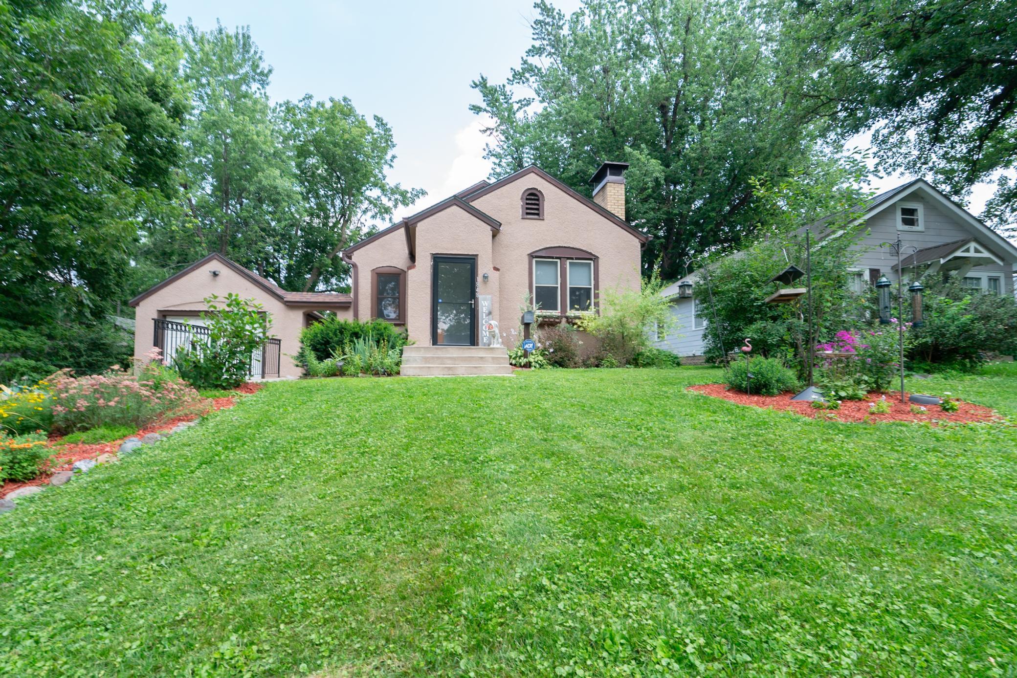 1848 Malvern St, Lauderdale, MN 55113