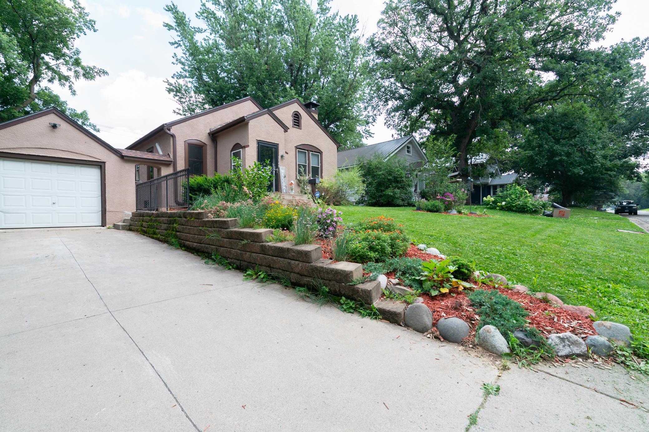 1848 Malvern St, Lauderdale, MN 55113