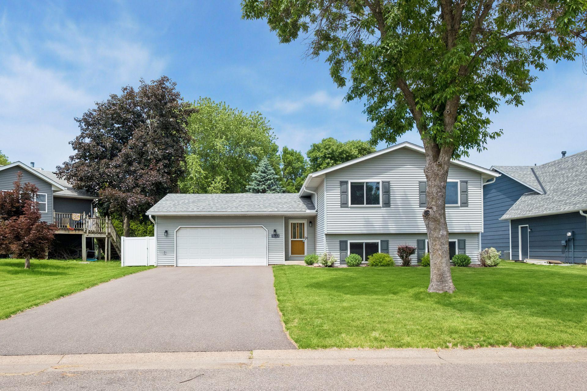 5533 Golfview Ln N, Oakdale, MN 55128