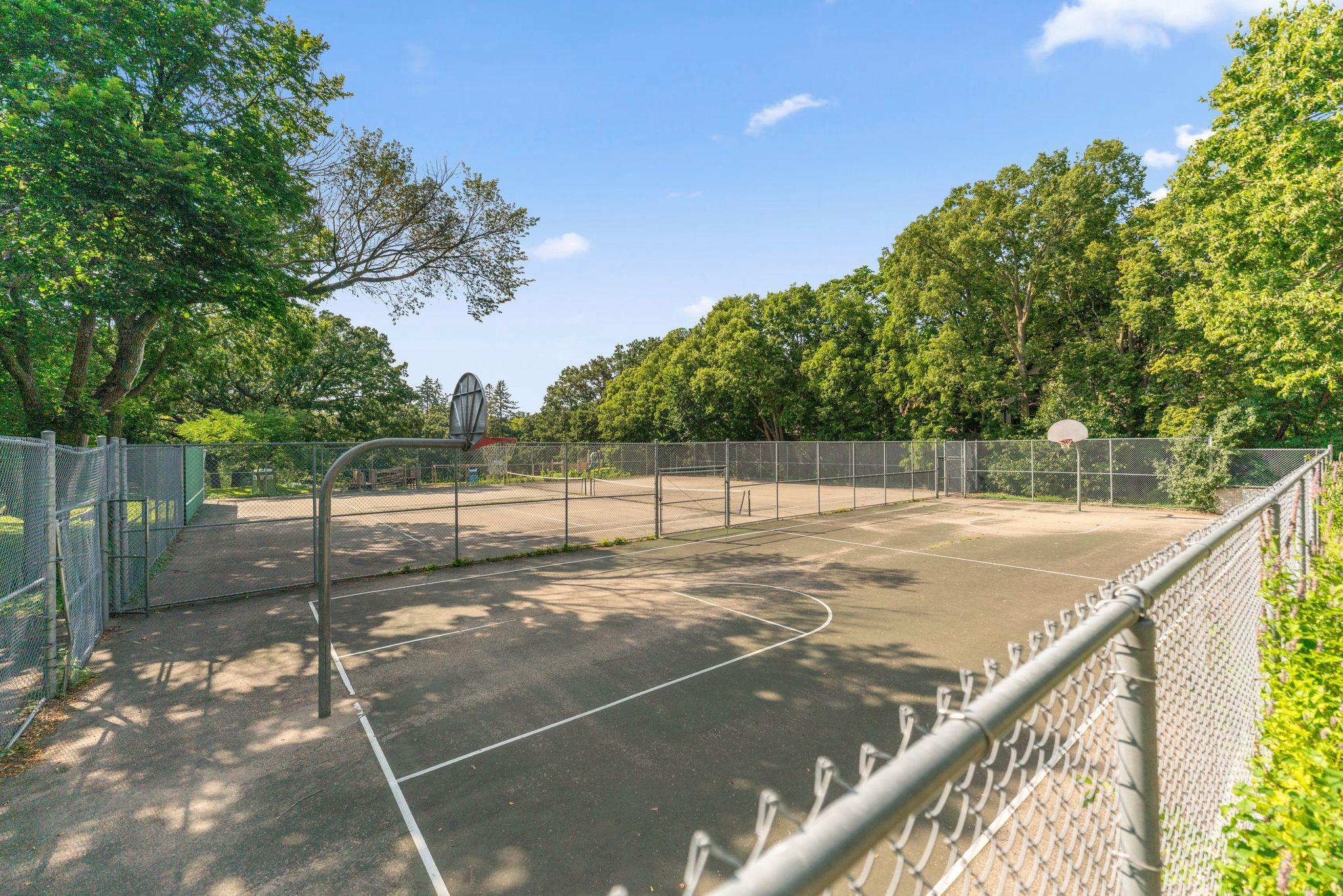 1374 Raymond Ave, Saint Paul, MN 55108