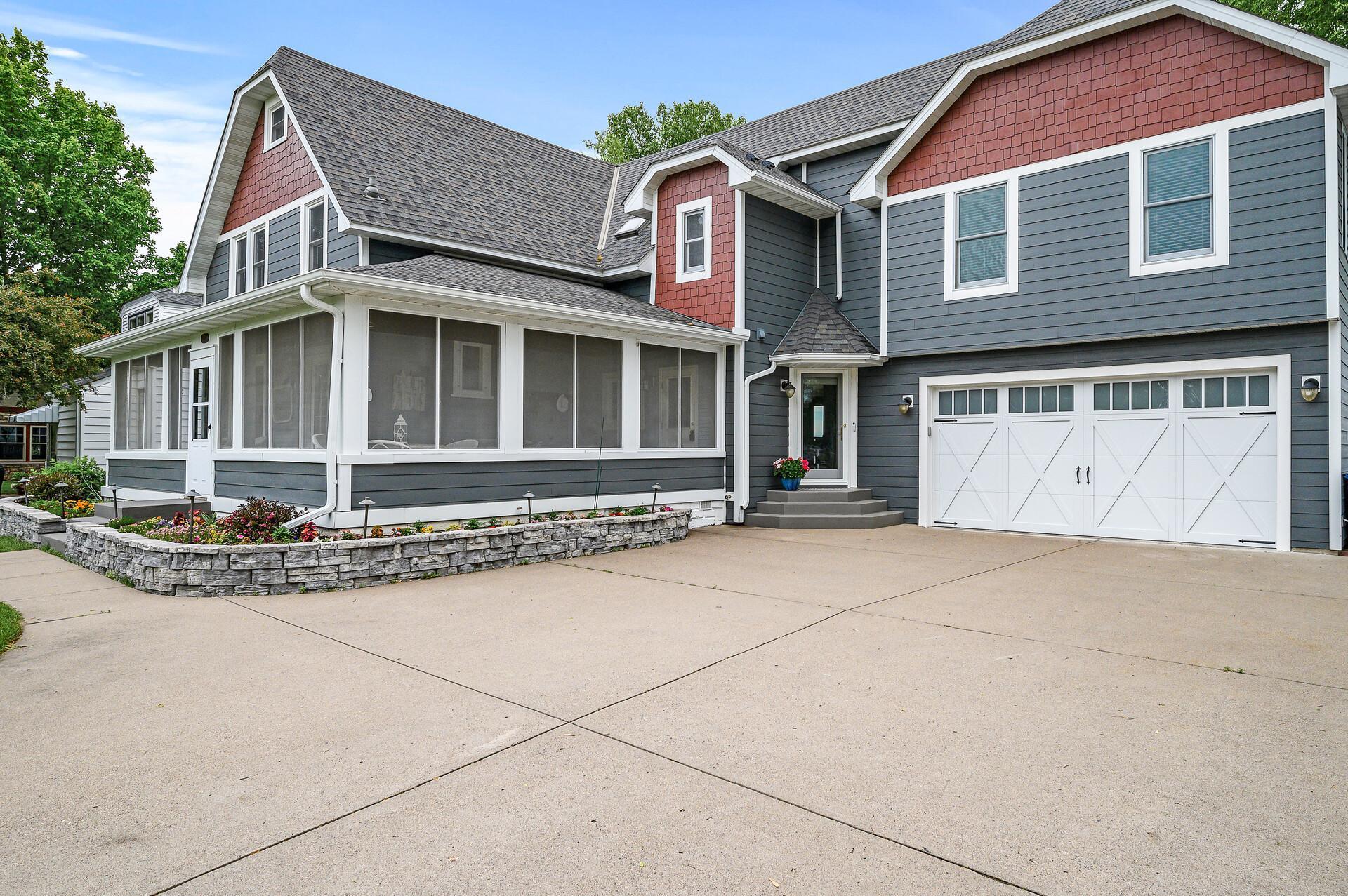 255 South Shore Dr, Forest Lake, MN 55025