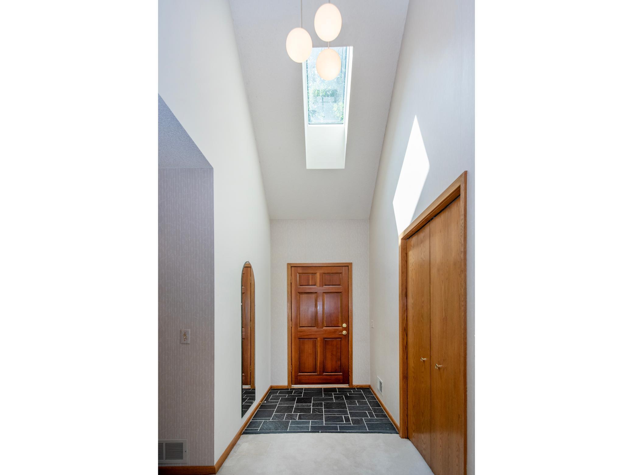 685 Cheyenne Ln, Mendota Heights, MN 55120