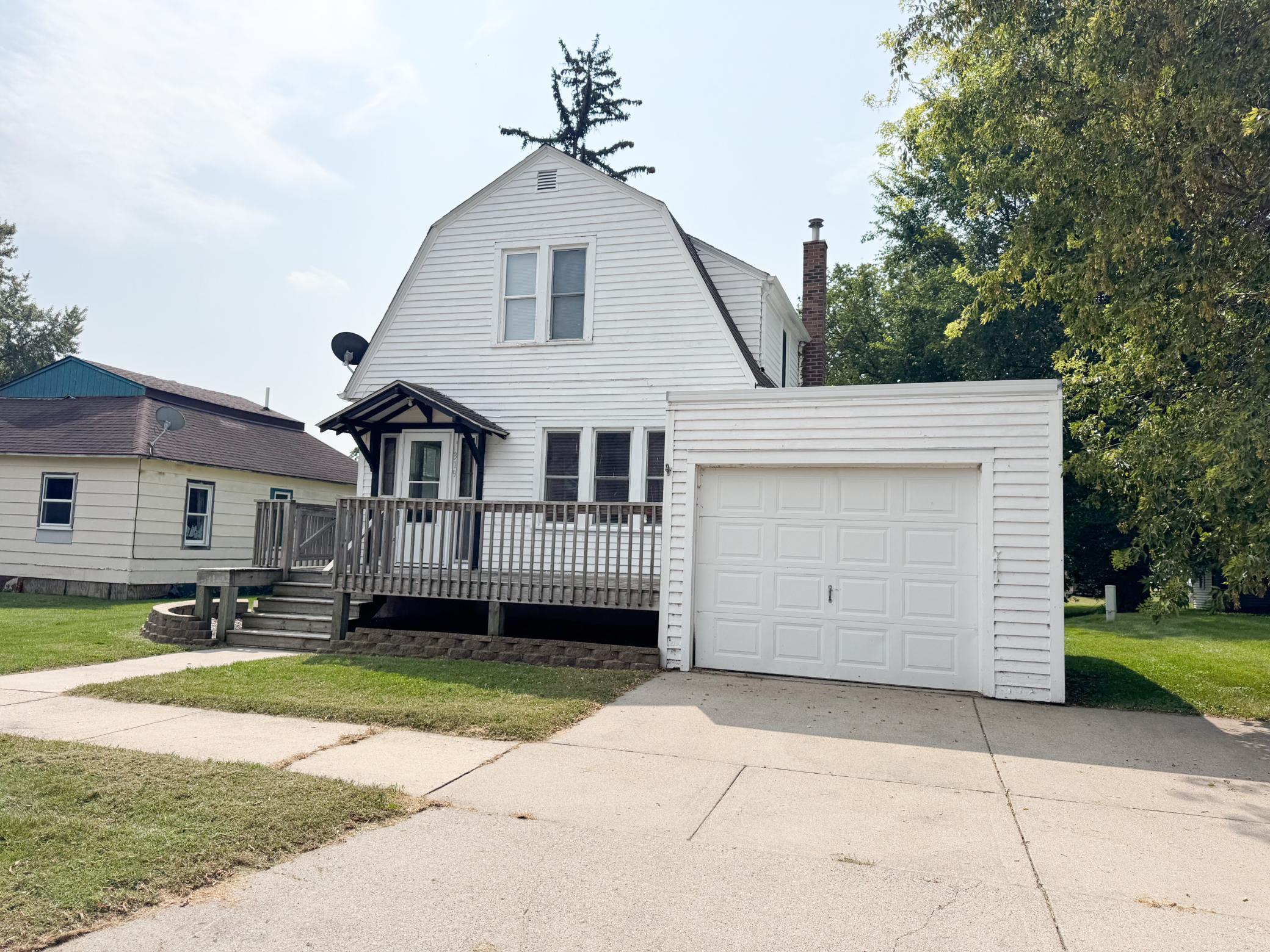 319 8th St, Brewster, MN 56119
