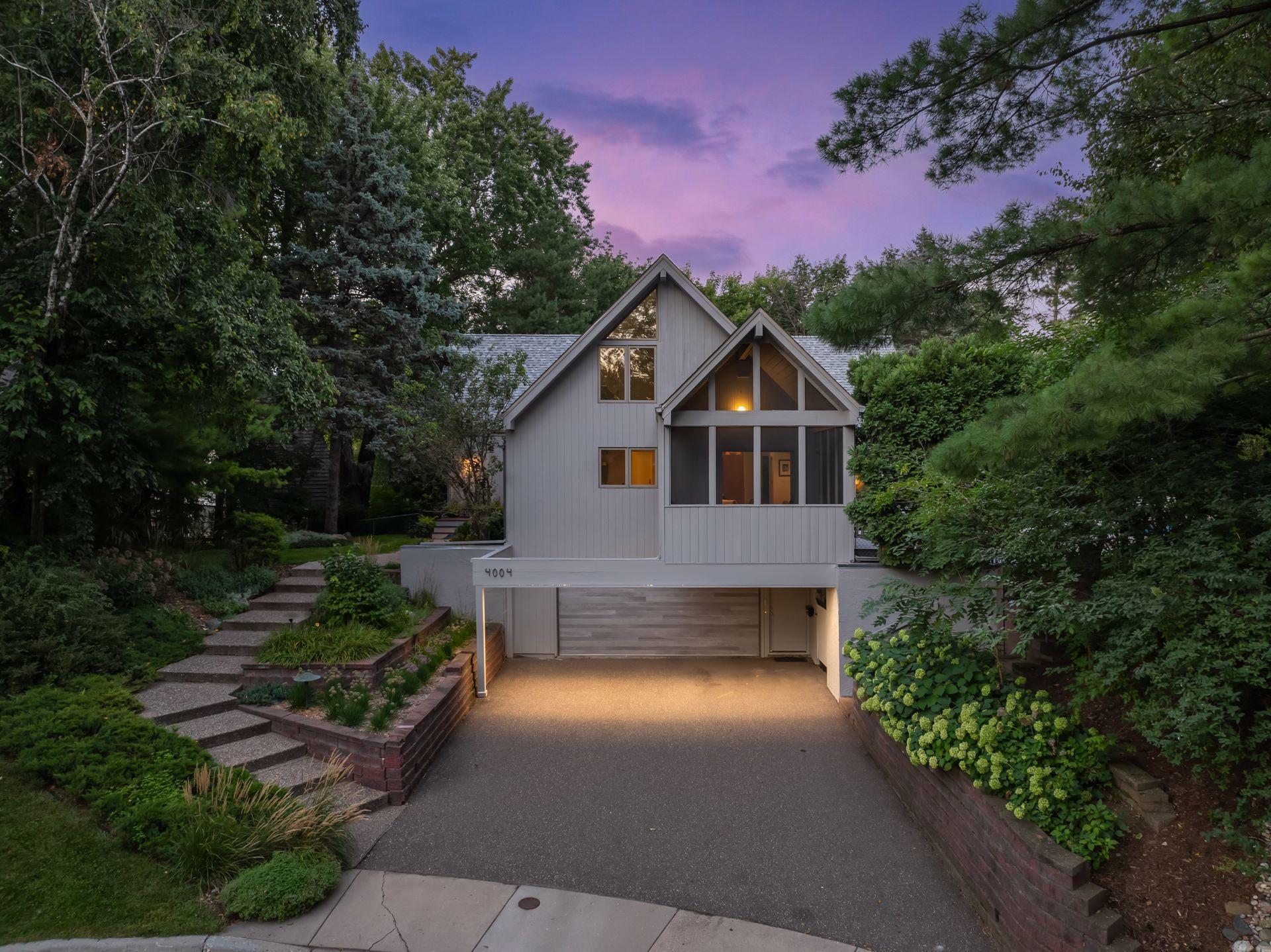 4004 Roanoke Cir, Golden Valley, MN 55422
