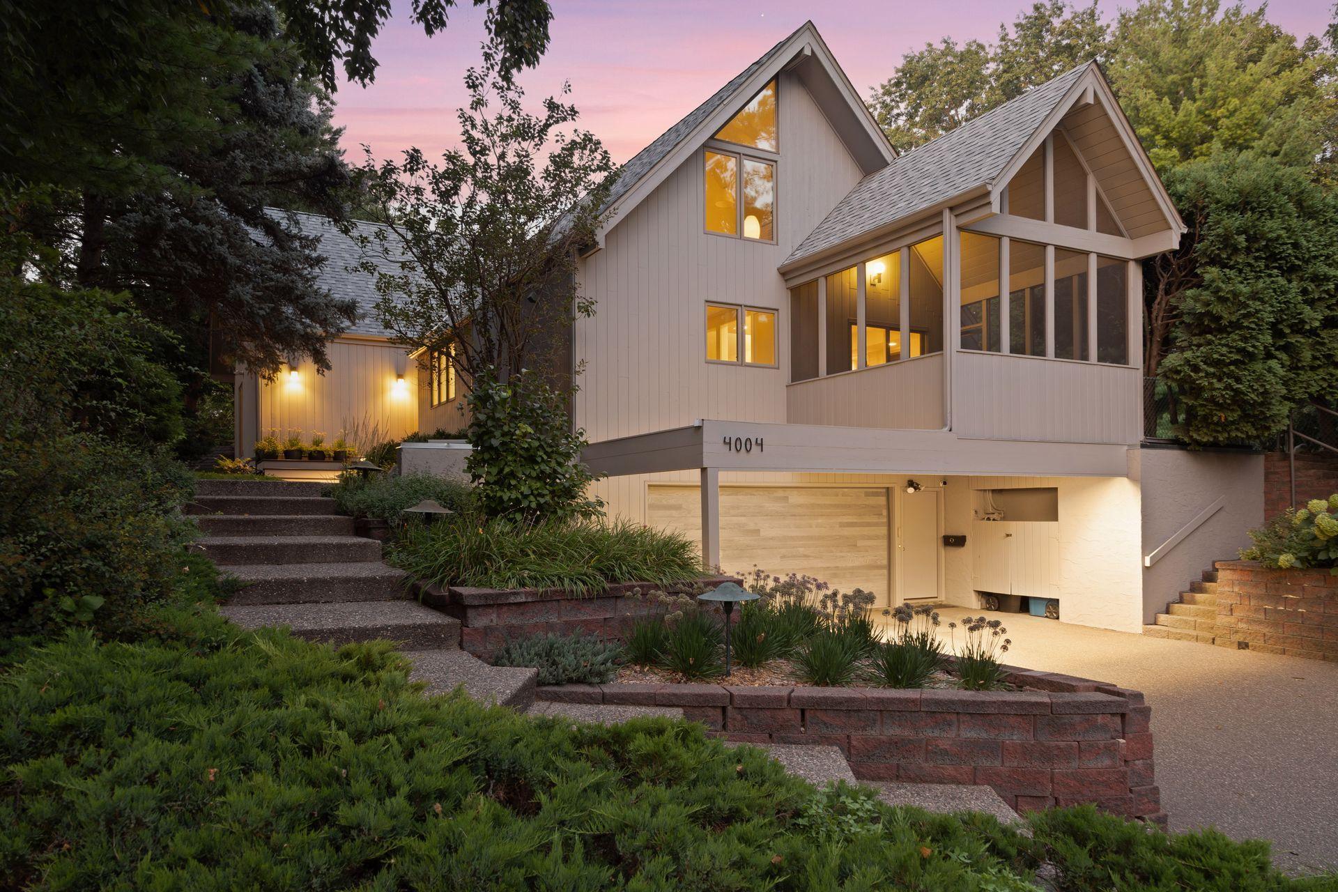 4004 Roanoke Cir, Golden Valley, MN 55422