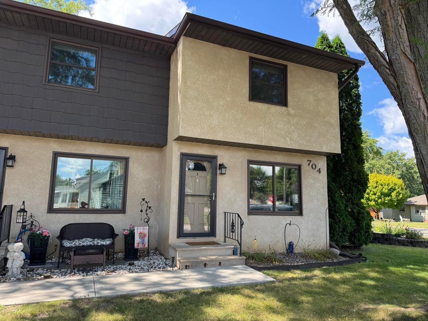 704 Cedar Dr #6, La Crescent, MN 55947