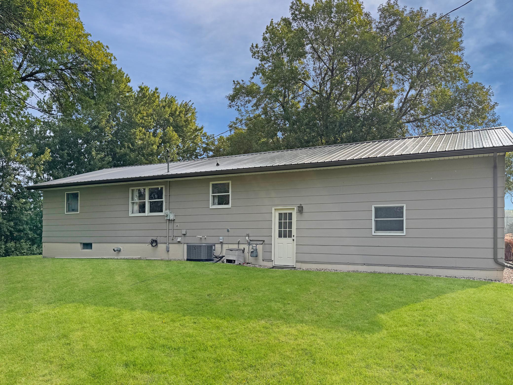 341 3rd St, Walnut Grove, MN 56180