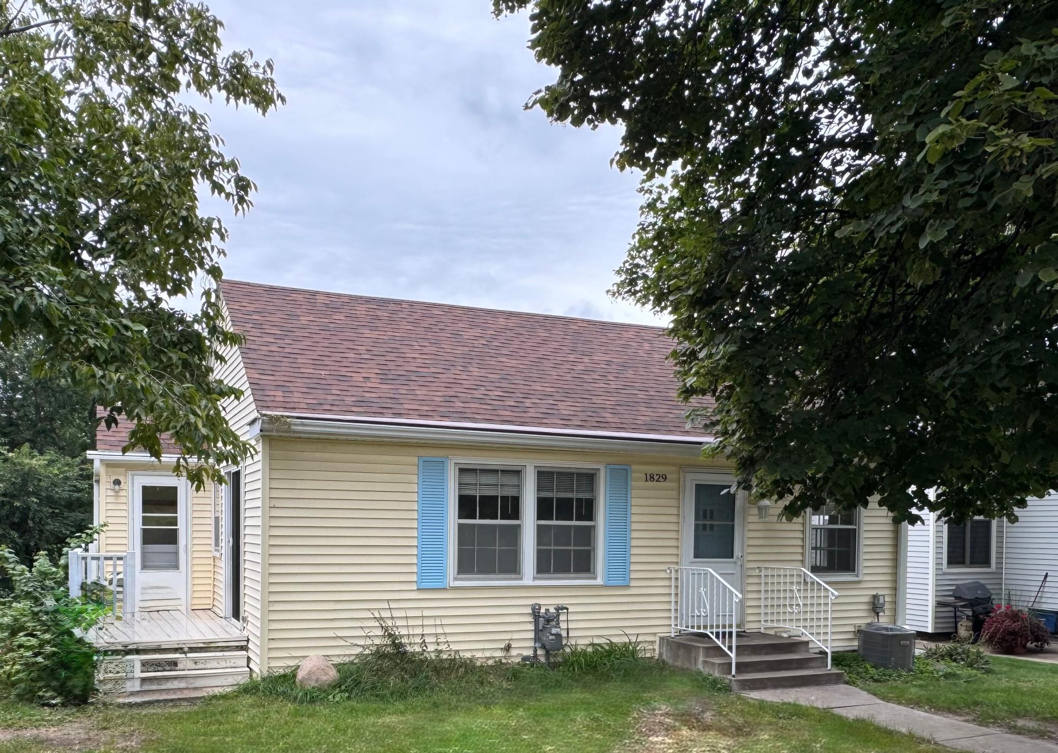 1829 Fulham St, Lauderdale, MN 55113