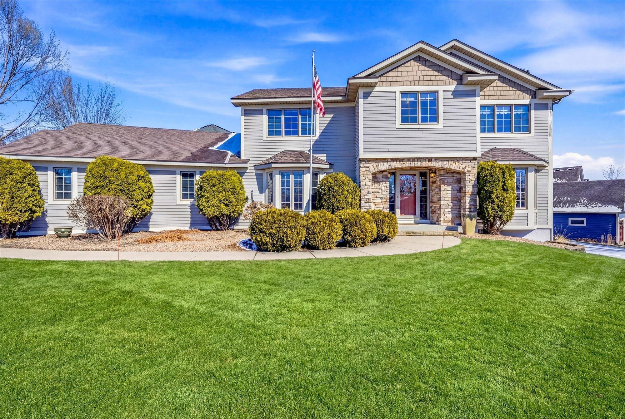 585 High Ridge Cir, Mendota Heights, MN 55118