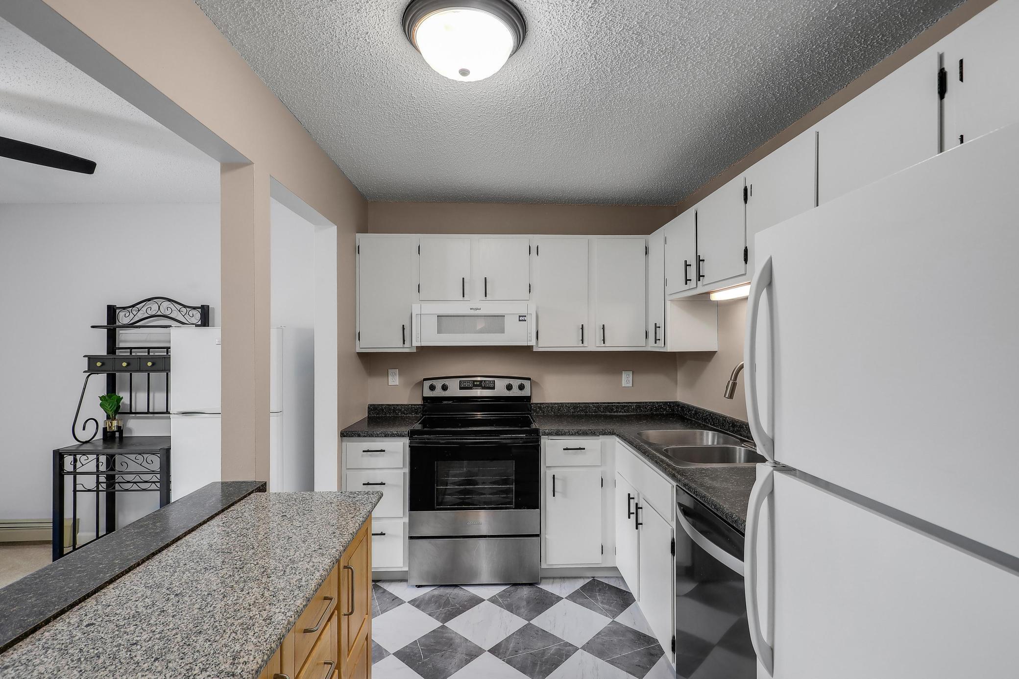 5607 Green Circle Dr #210, Minnetonka, MN 55343