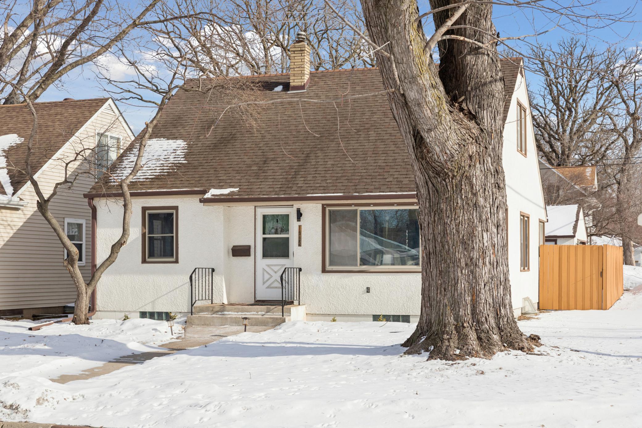 1922 Malvern St, Lauderdale, MN 55113