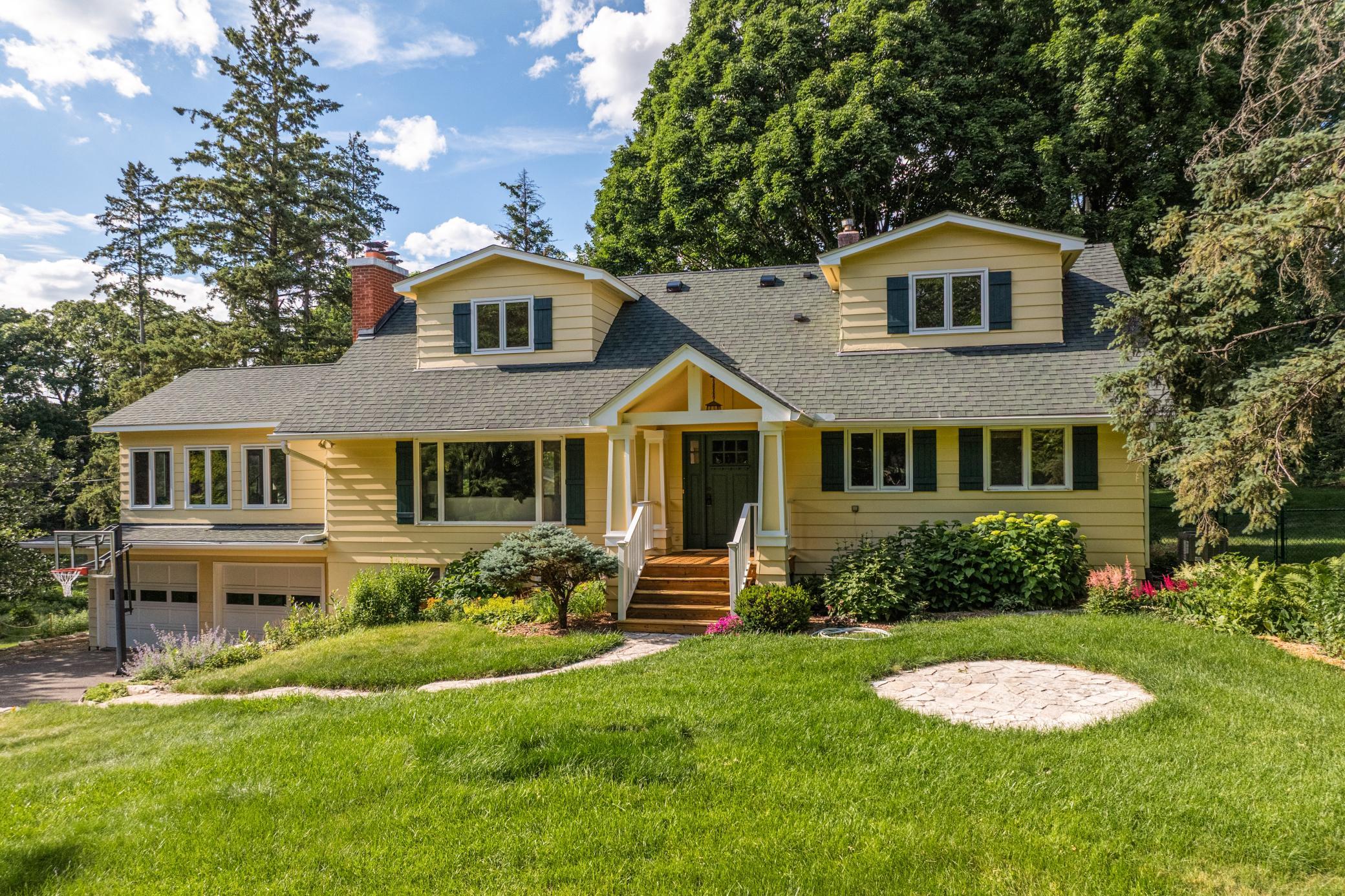 2275 Linner Rd, Wayzata, MN 55391